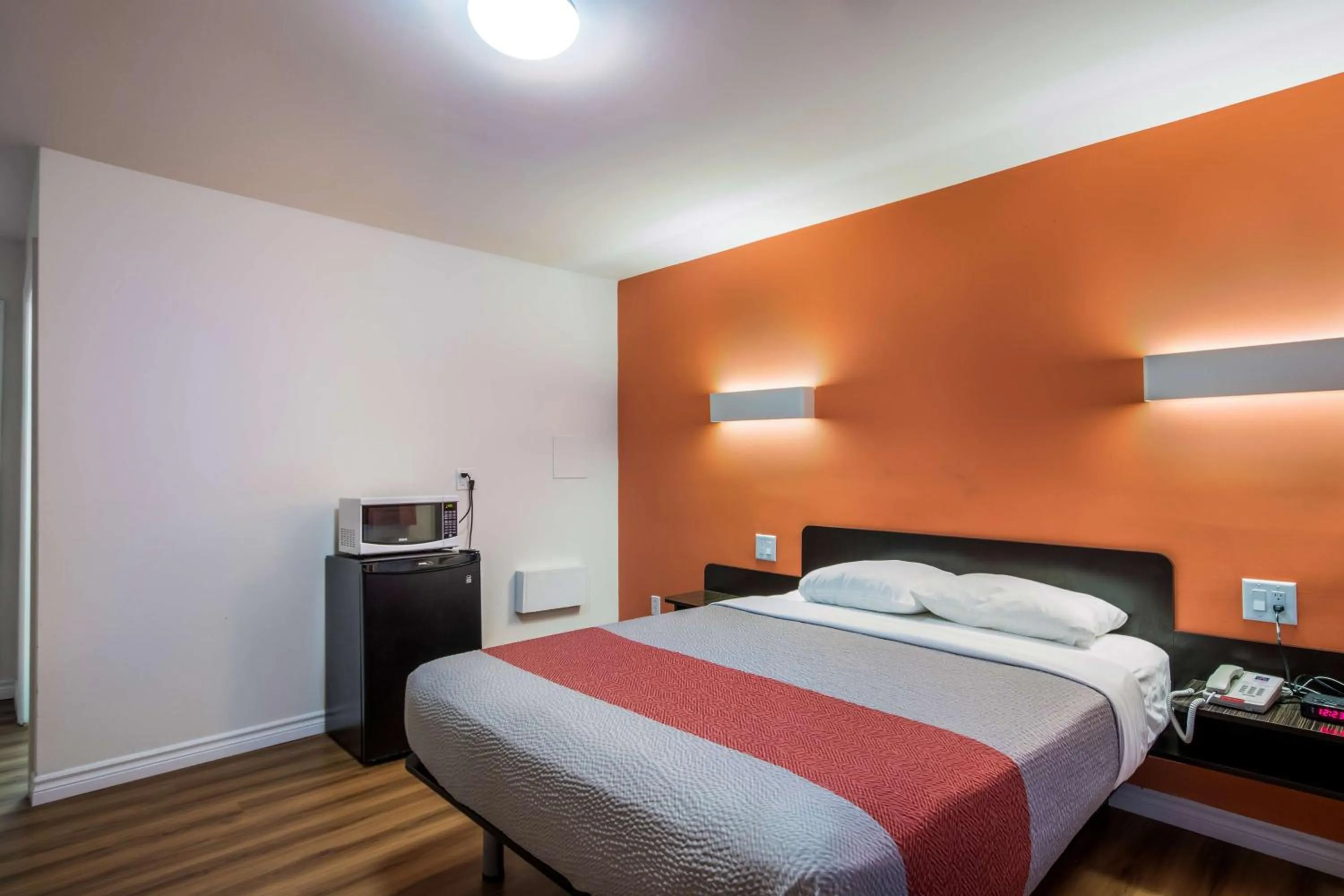 Queen Room - Non-Smoking in Motel 6-Sudbury, ON