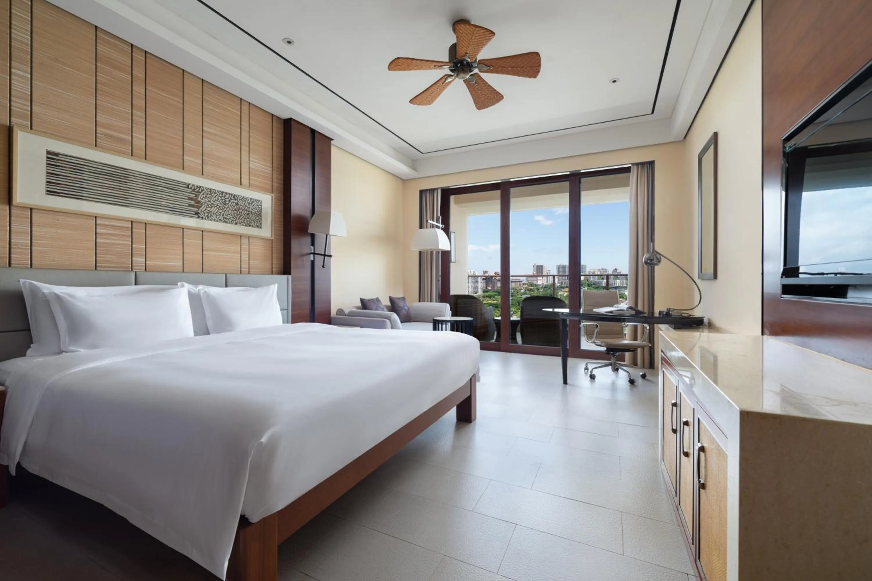 Deluxe King Room in Crowne Plaza Sanya City Center by IHG