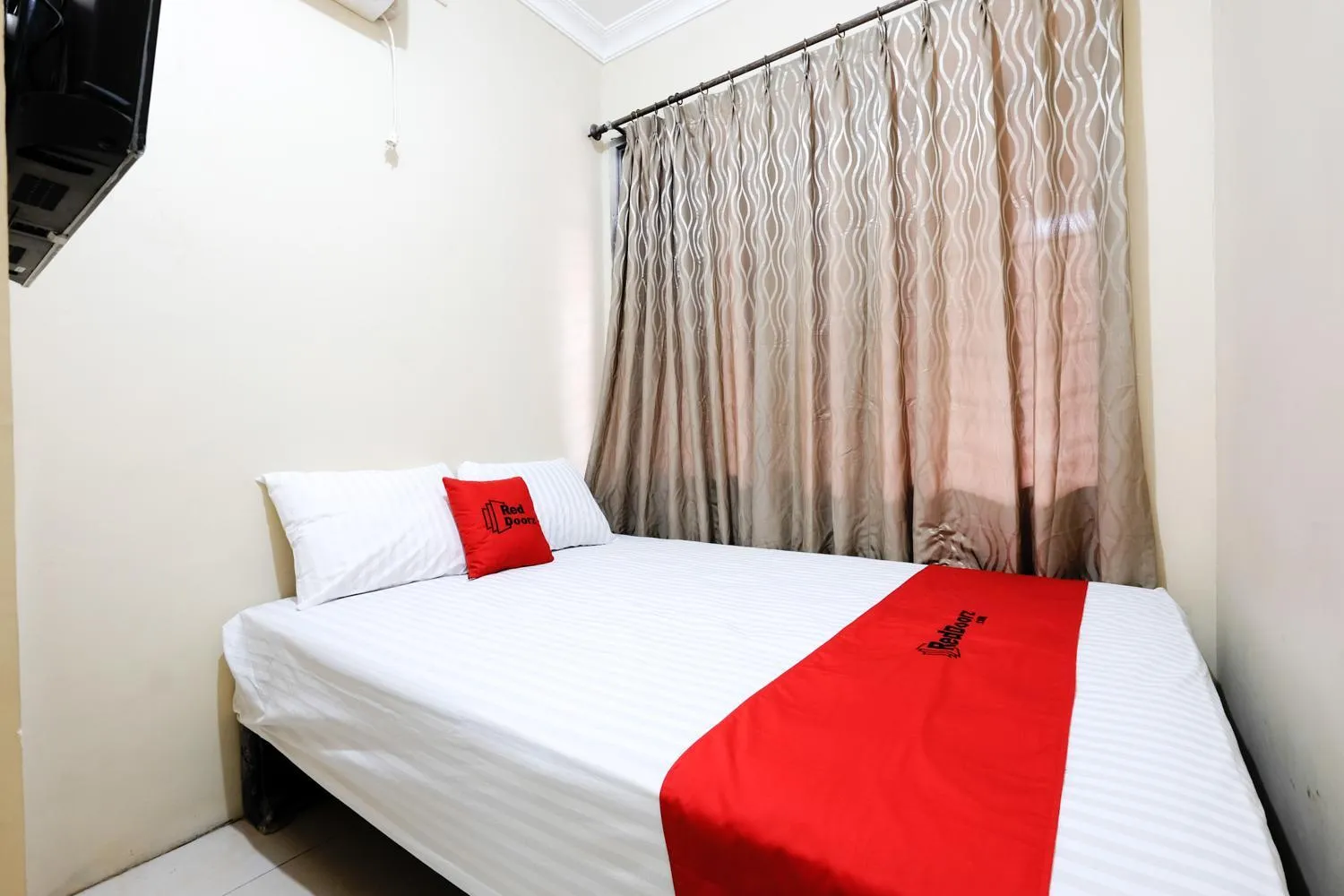 Double Room in RedDoorz near Universitas Diponegoro Semarang