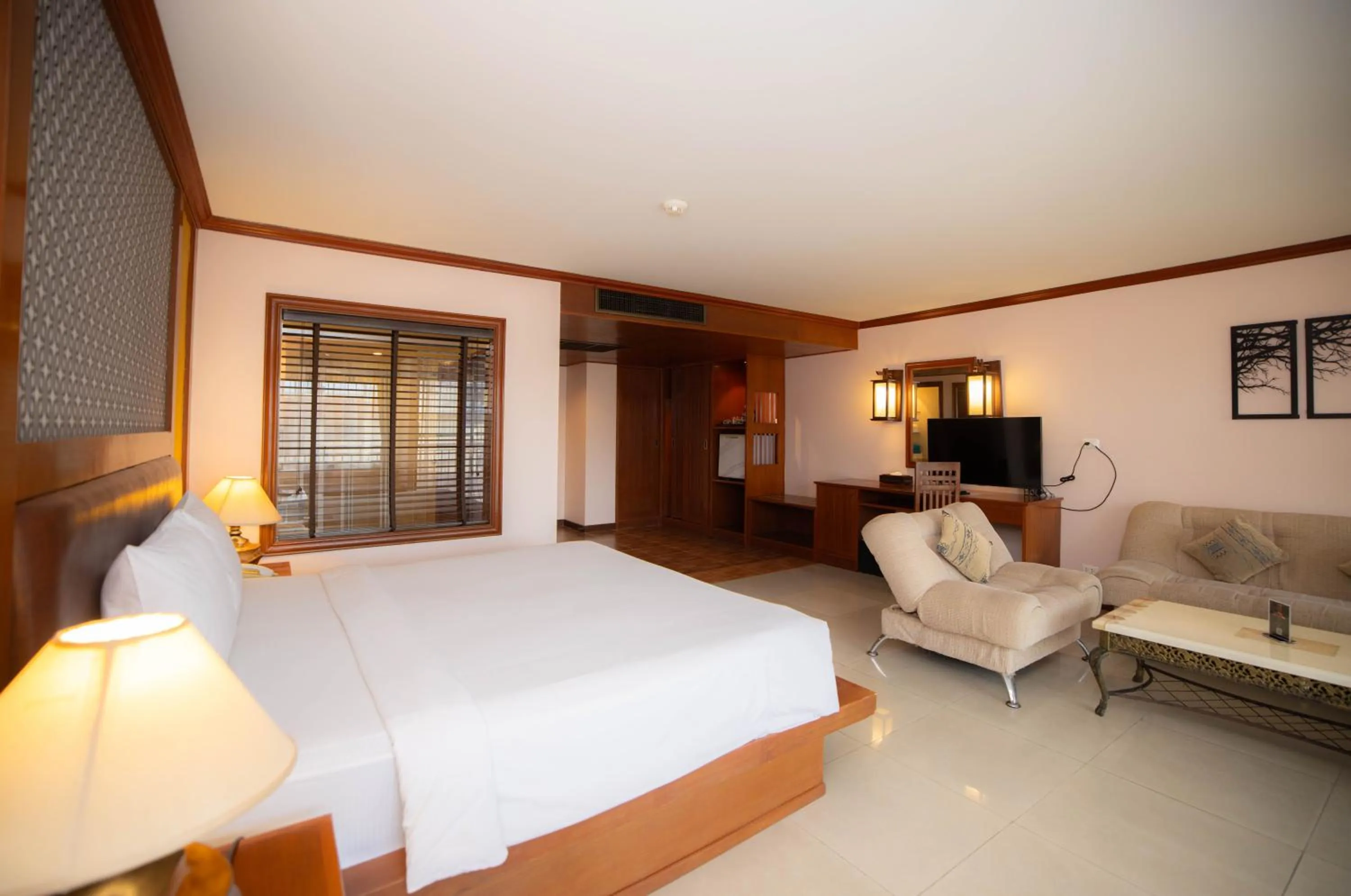 Executive Pool View King Room in Baumanburi Hotel Patong