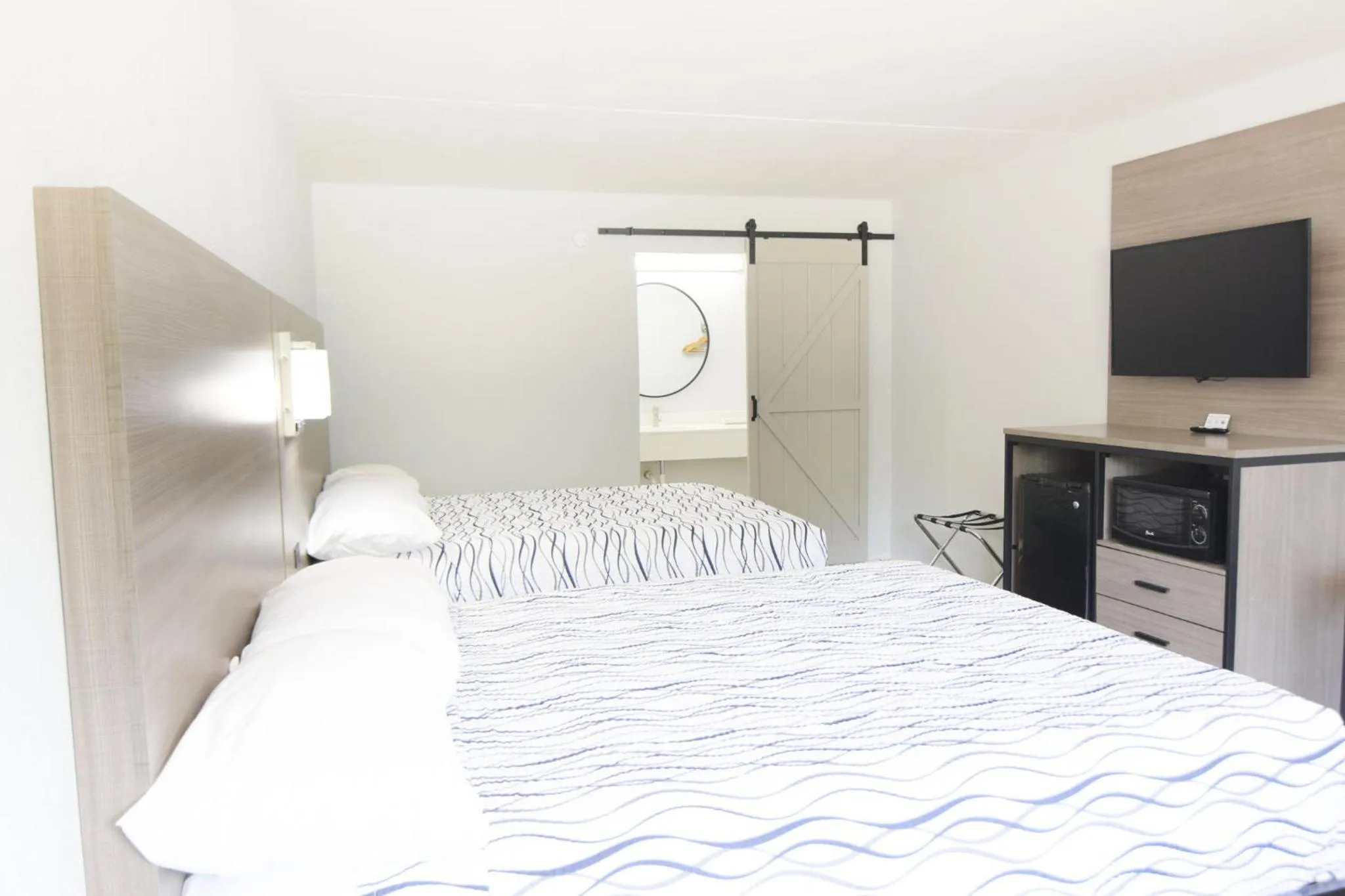 King Room - Non-Smoking in Walnut Inn Roland