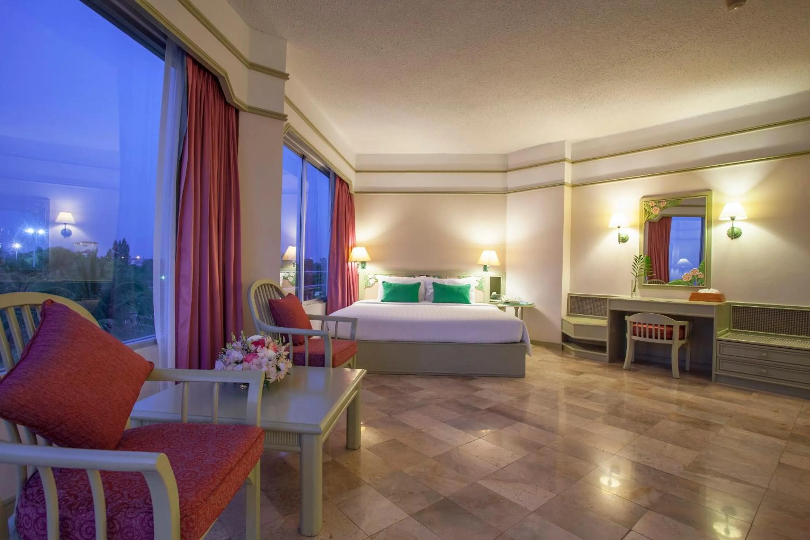 Whale Tail Suite in Cholchan Pattaya Beach Resort - SHA Extra Plus