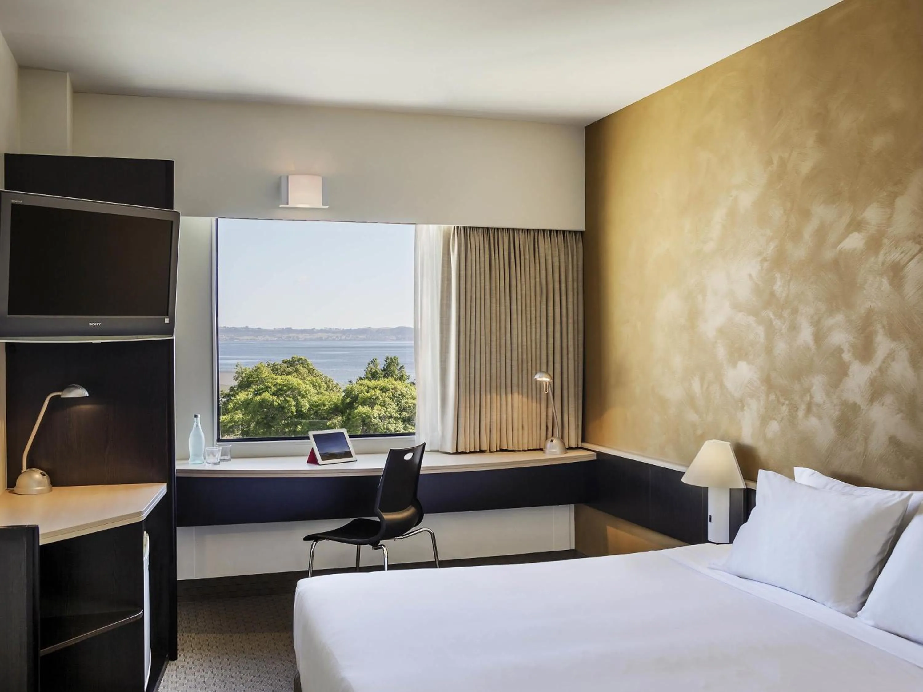 Double Room with Two Double Beds and Lake View in ibis Rotorua