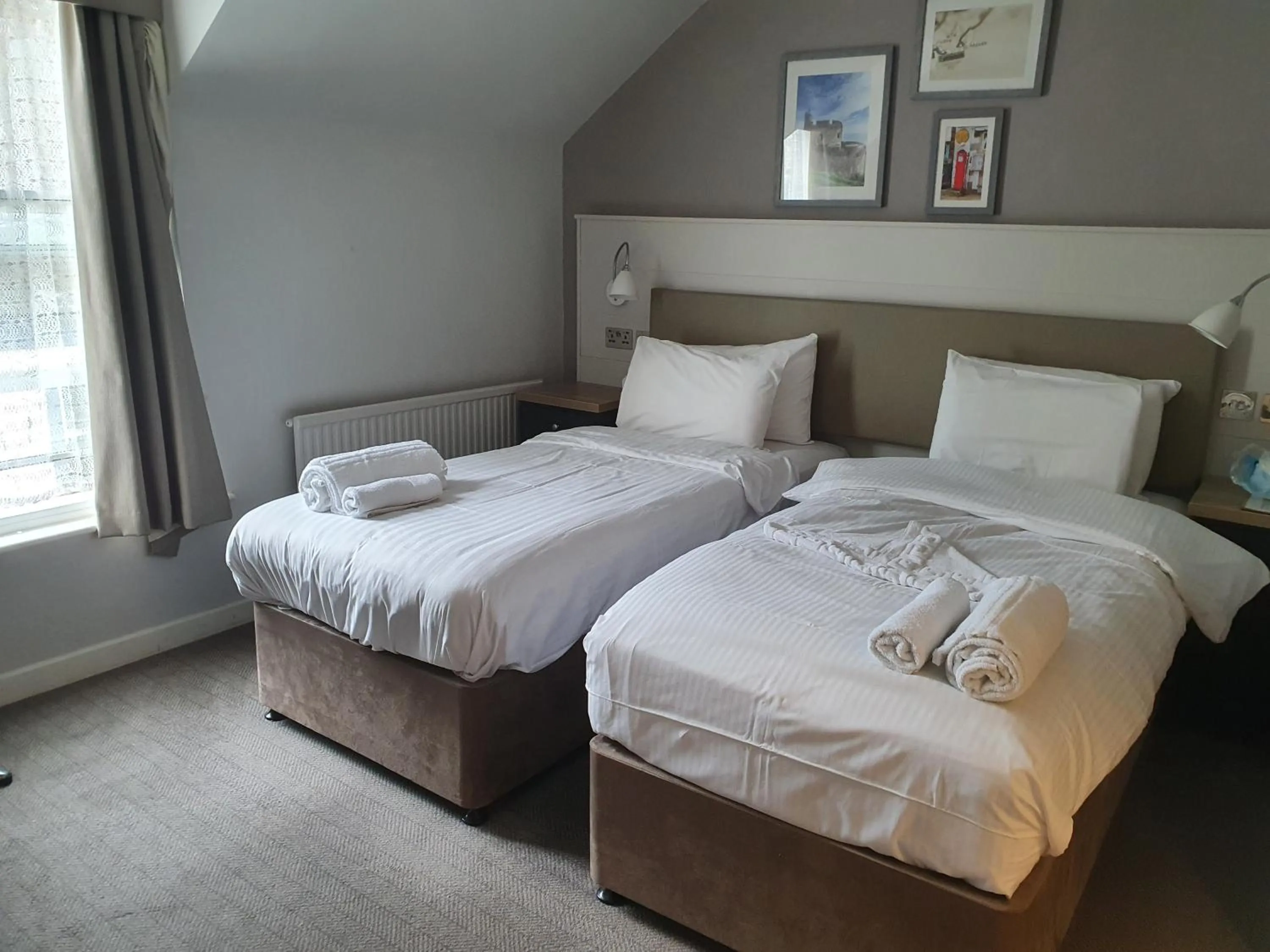 Classic Twin Room with Sea View in Ship and Castle Hotel