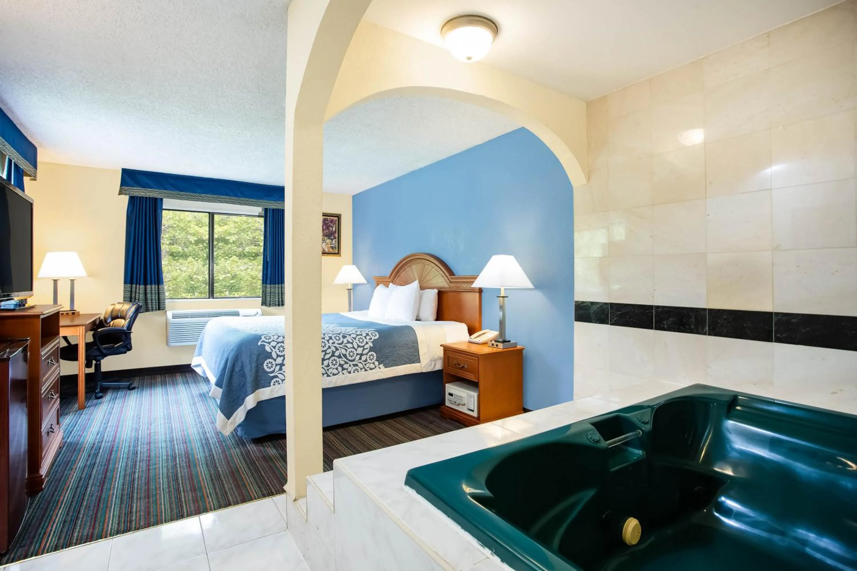 King Suite - Non-Smoking in Days Inn by Wyndham Runnemede Philadelphia Area