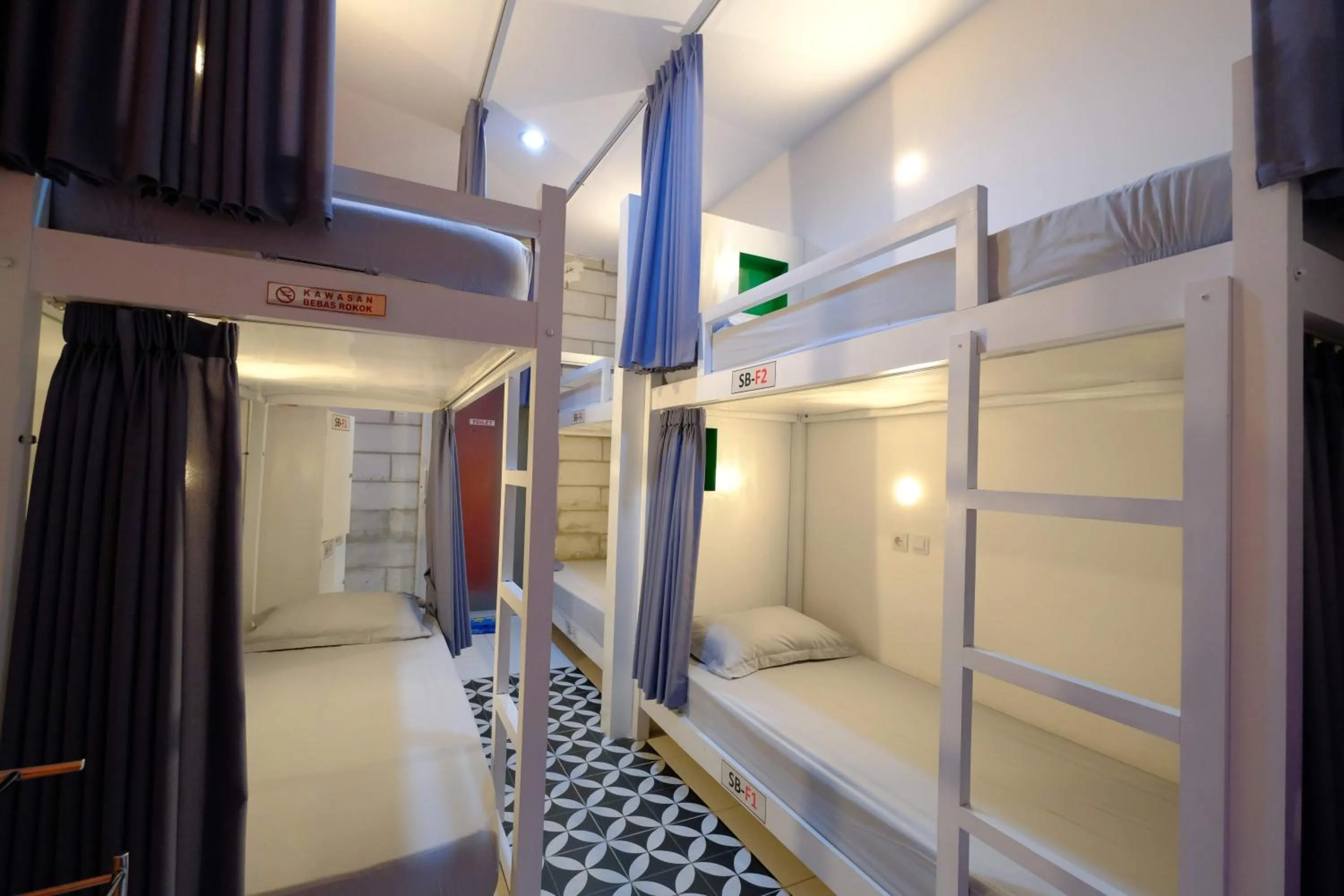 6-Bed Mixed Dormitory Room in Home Addicts Hostel