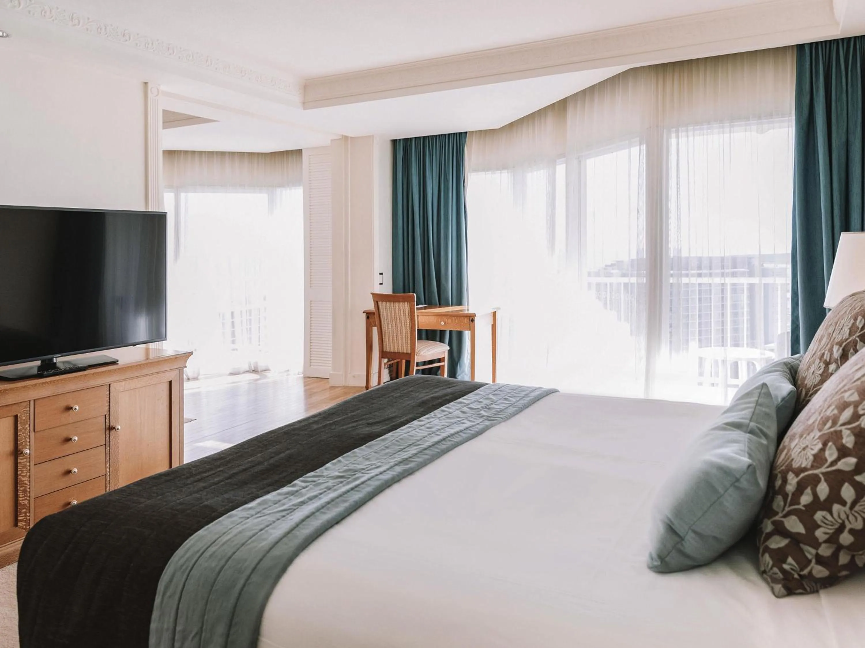 Superior Executive Suite in Pullman Cairns International