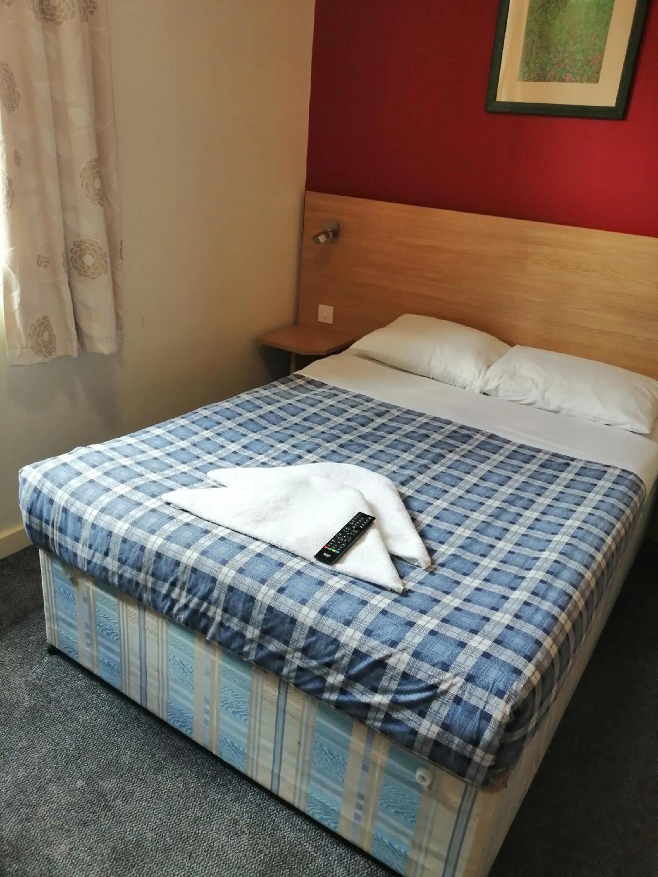 Triple Room with private toilet and shower in Colliers Hotel