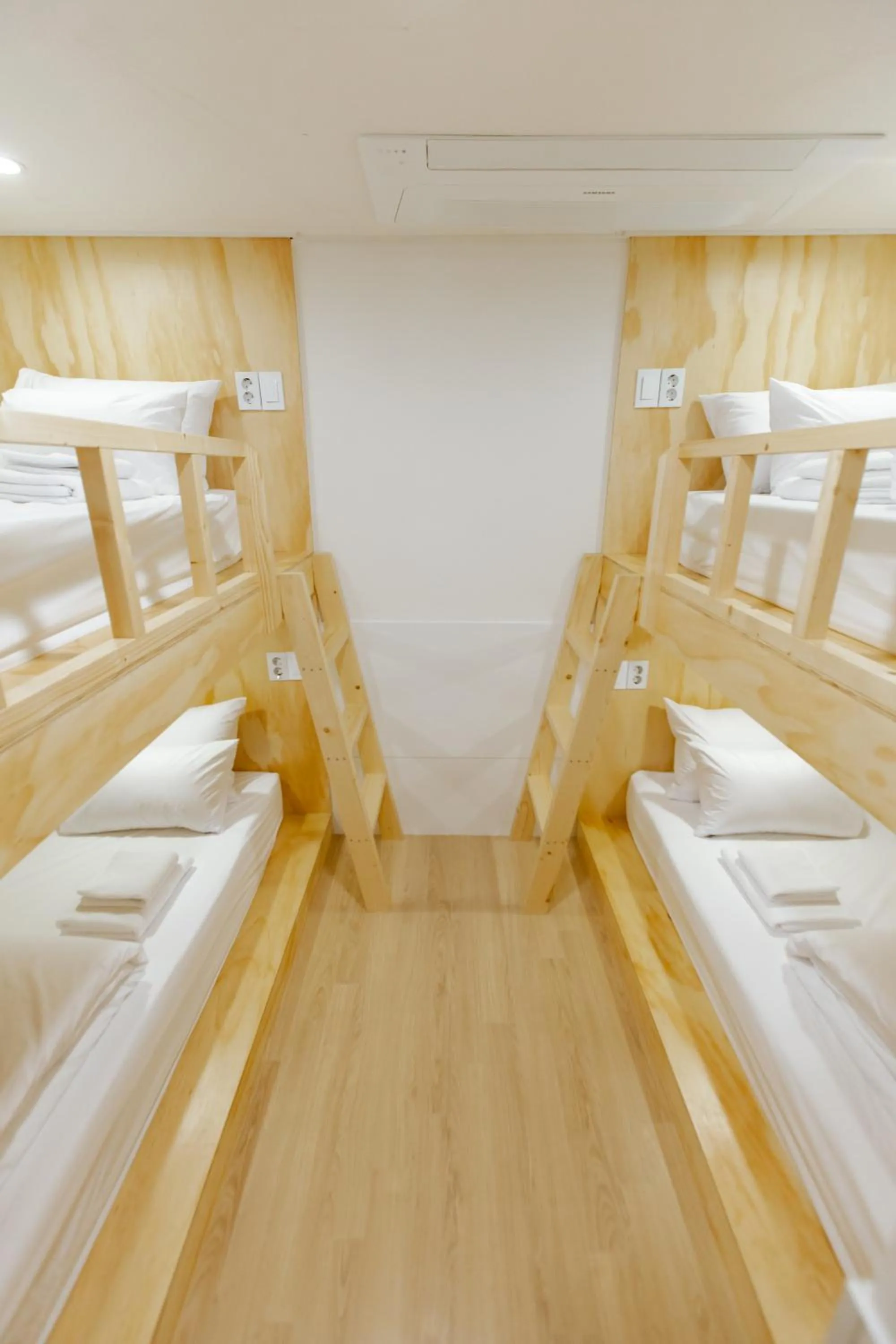 Bed in 4-Bed Male Dormitory Room in Seoulite Inn Myeongdong Formerly - Step Inn Myeongdong 2