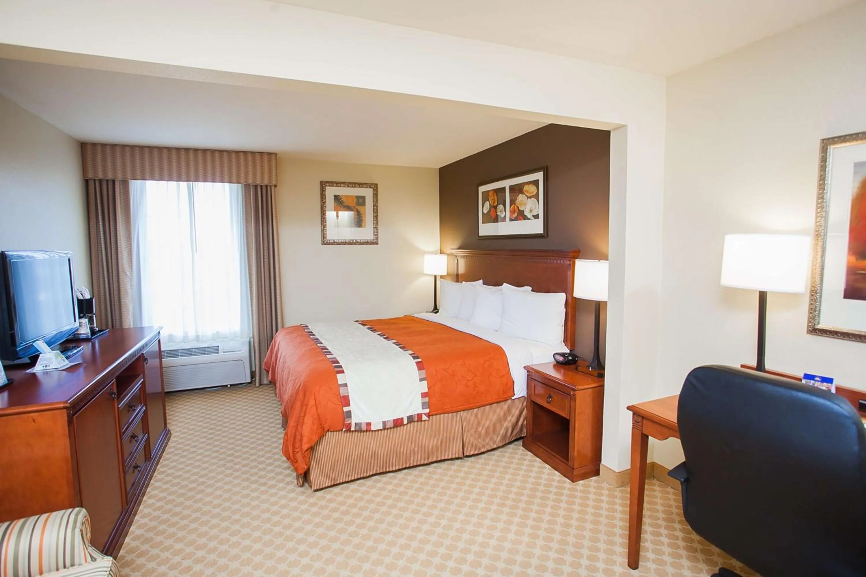 King Room - Mobility Accessible with Roll In Shower in Best Western Plus Georgetown Inn & Suites