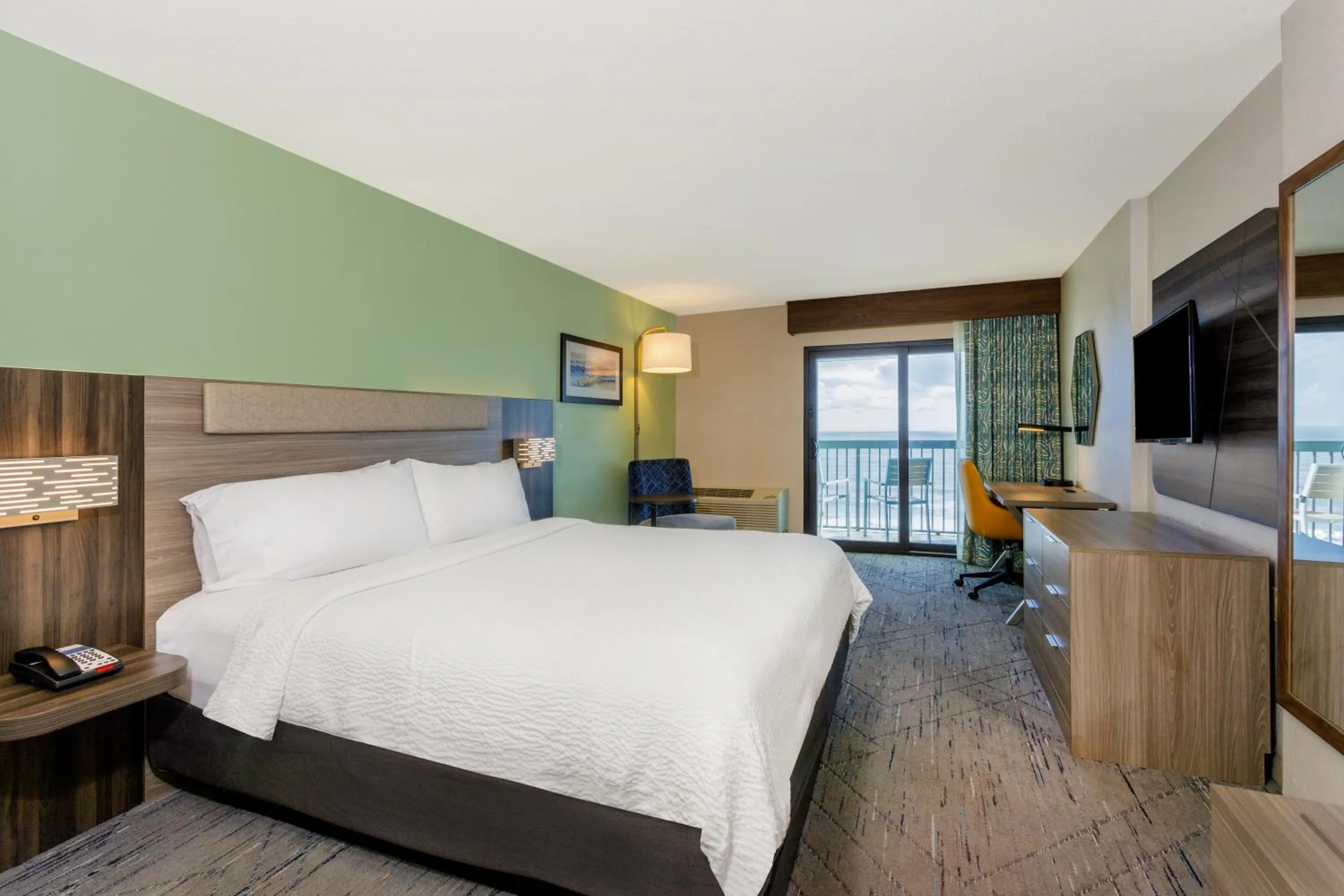 Grand King Room with Ocean View - Non-Smoking in Holiday Inn Express & Suites Oceanfront Daytona Beach Shores by IHG