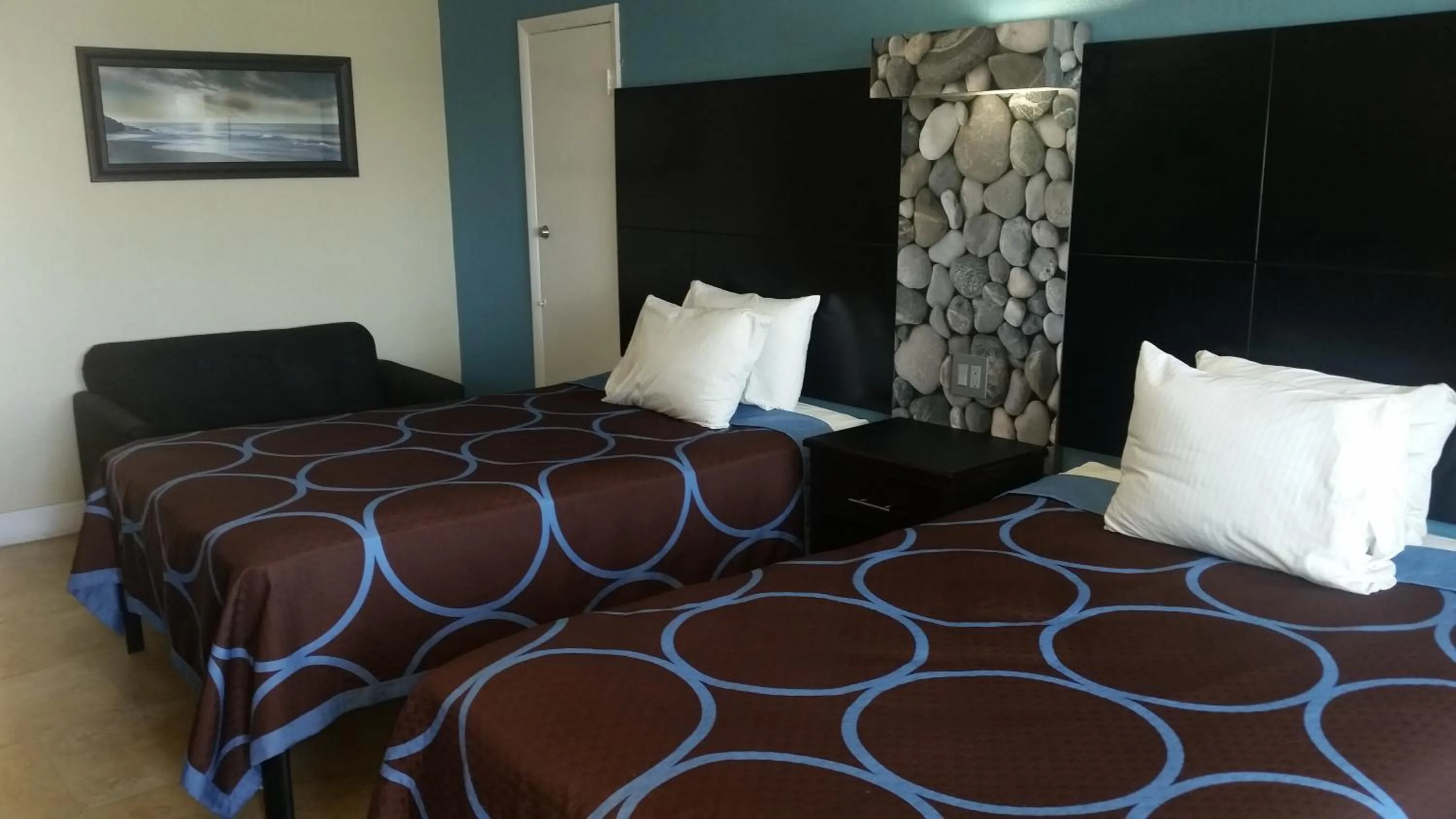 Double Room with Balcony or Patio and Kitchen - Ocean Front in Driftwood Beach Motel