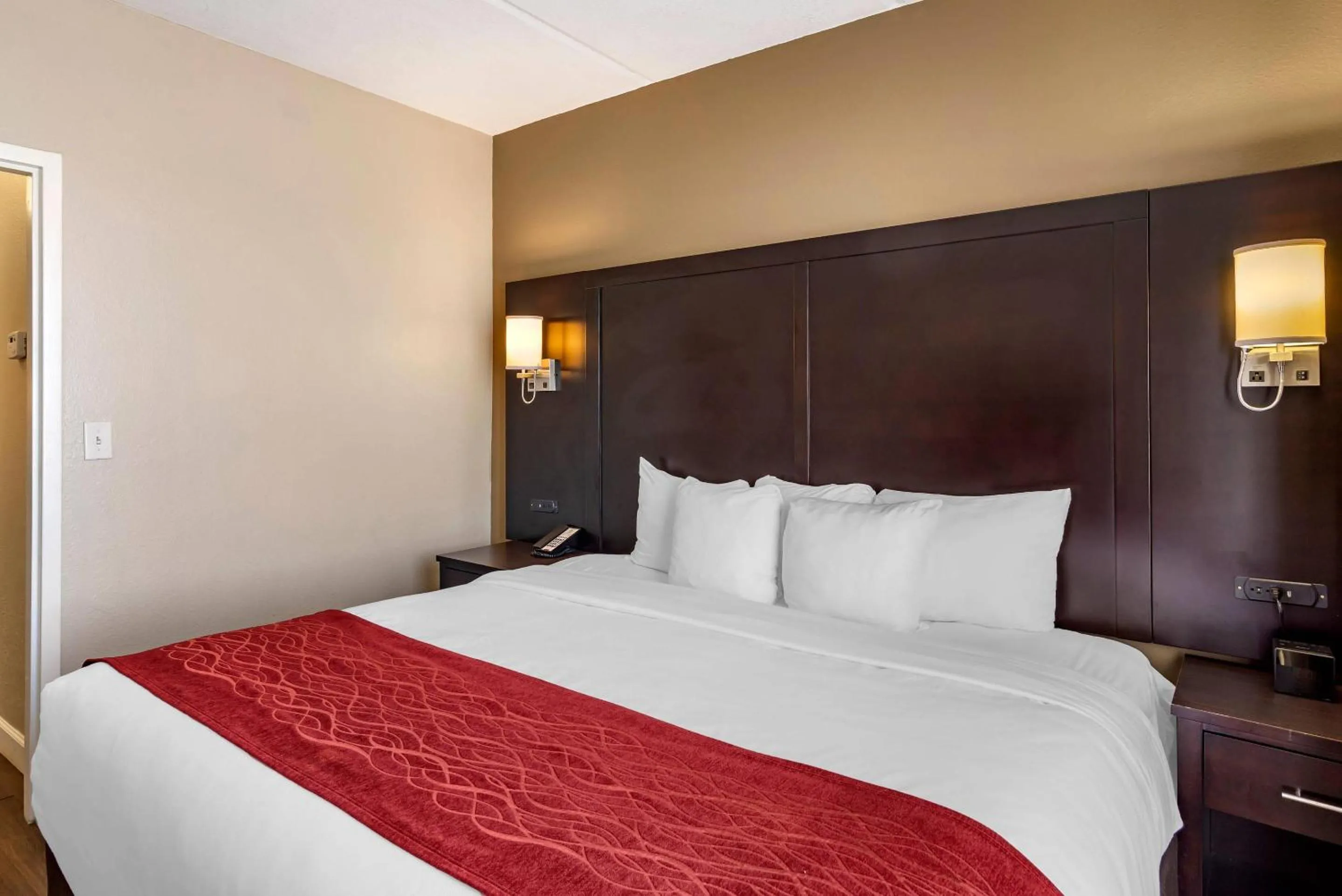 King Suite - Accessible/Non-Smoking in Comfort Inn & Suites near Six Flags