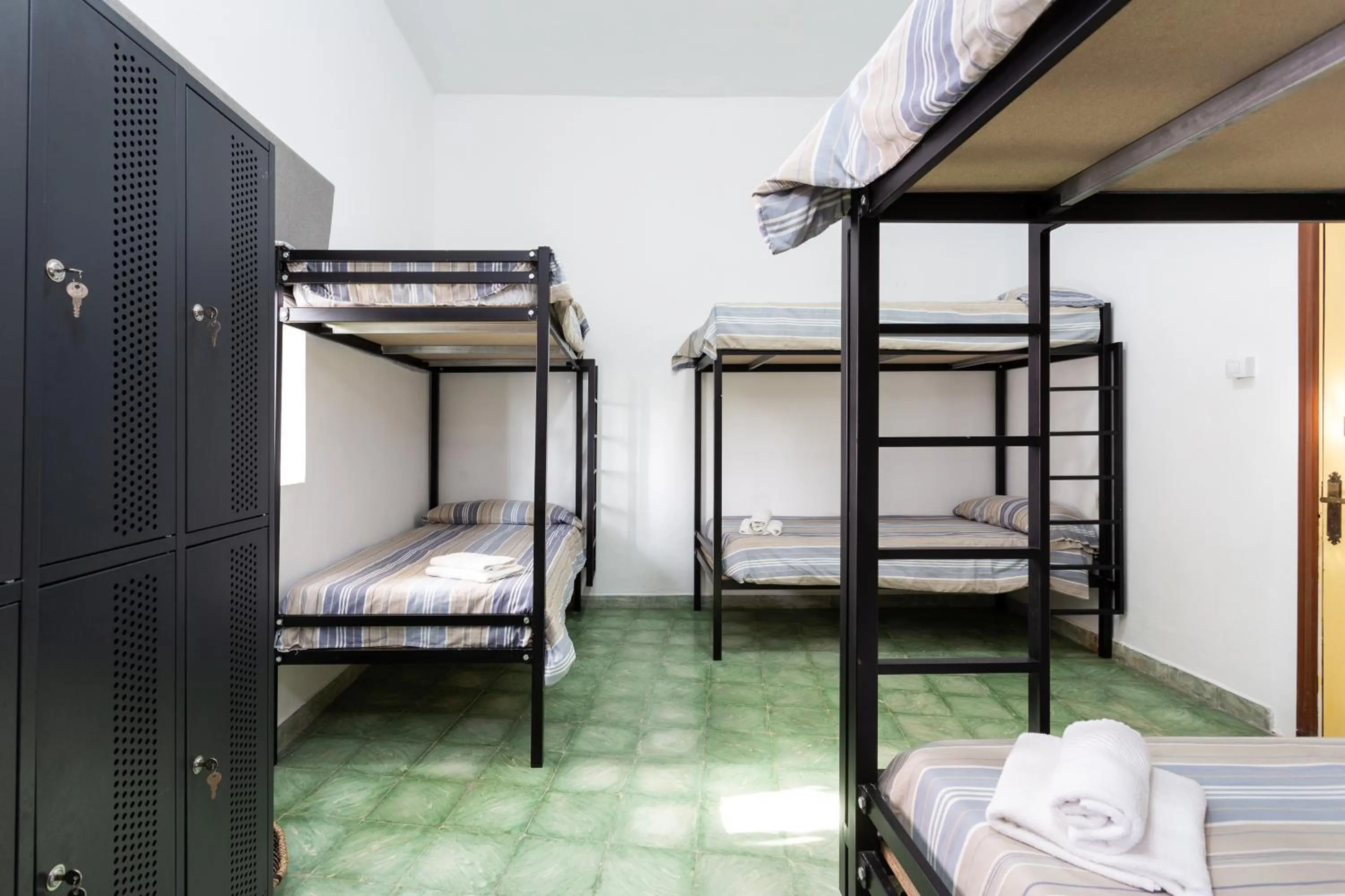 Single Bed in Mixed Dormitory Room in El Hostal del Cubo