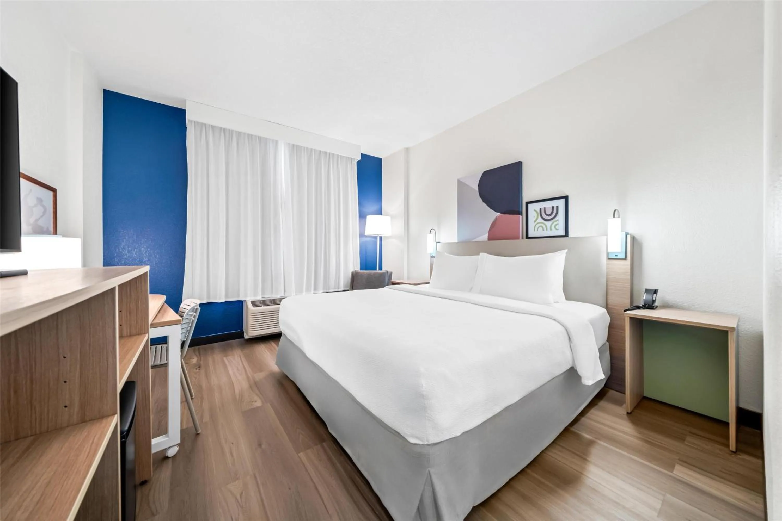 King Room with Roll-In Shower - Mobility Access in Spark by Hilton Orlando near Universal