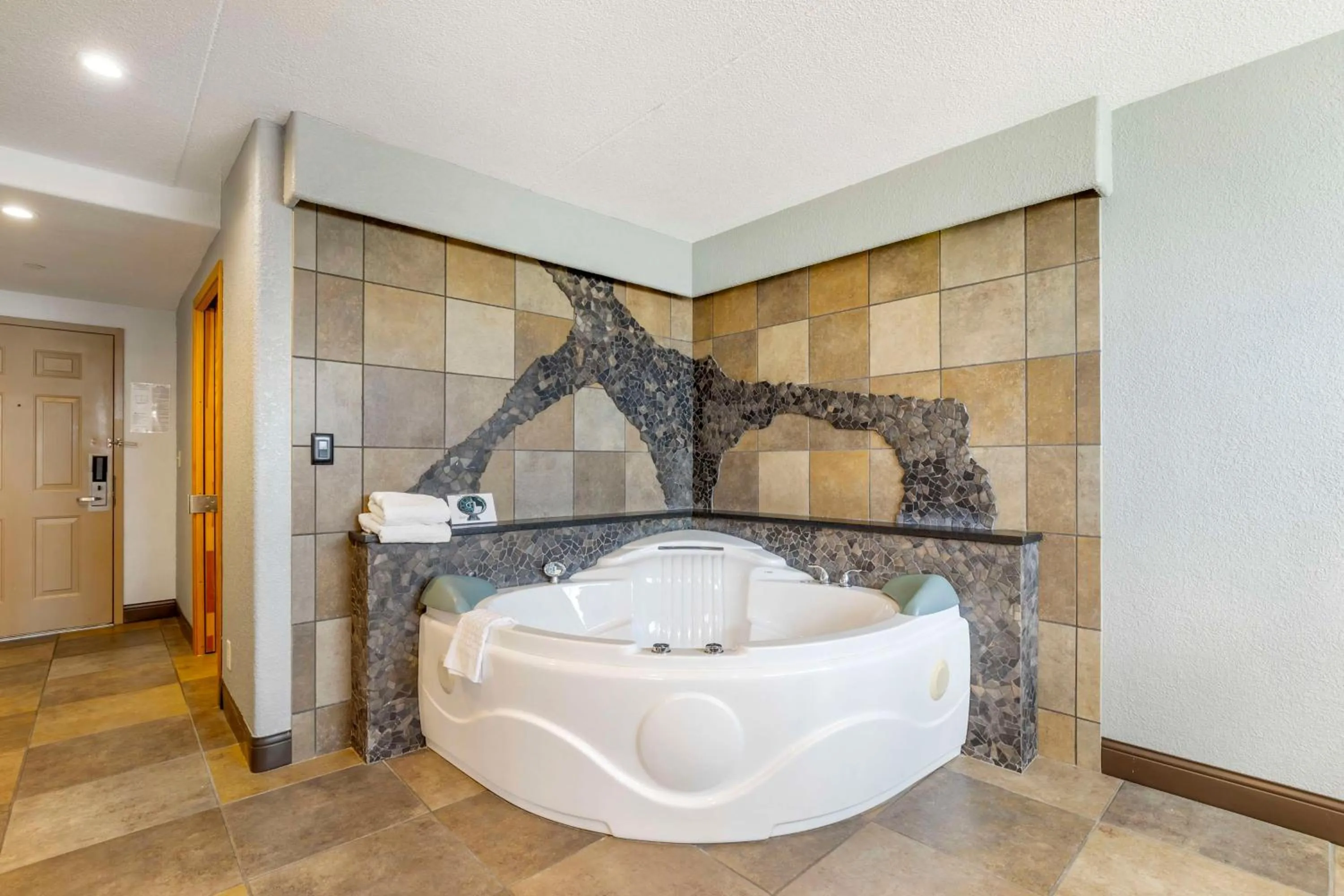 Deluxe King Suite - Non Smoking in Best Western Plus Longbranch Hotel & Convention Center