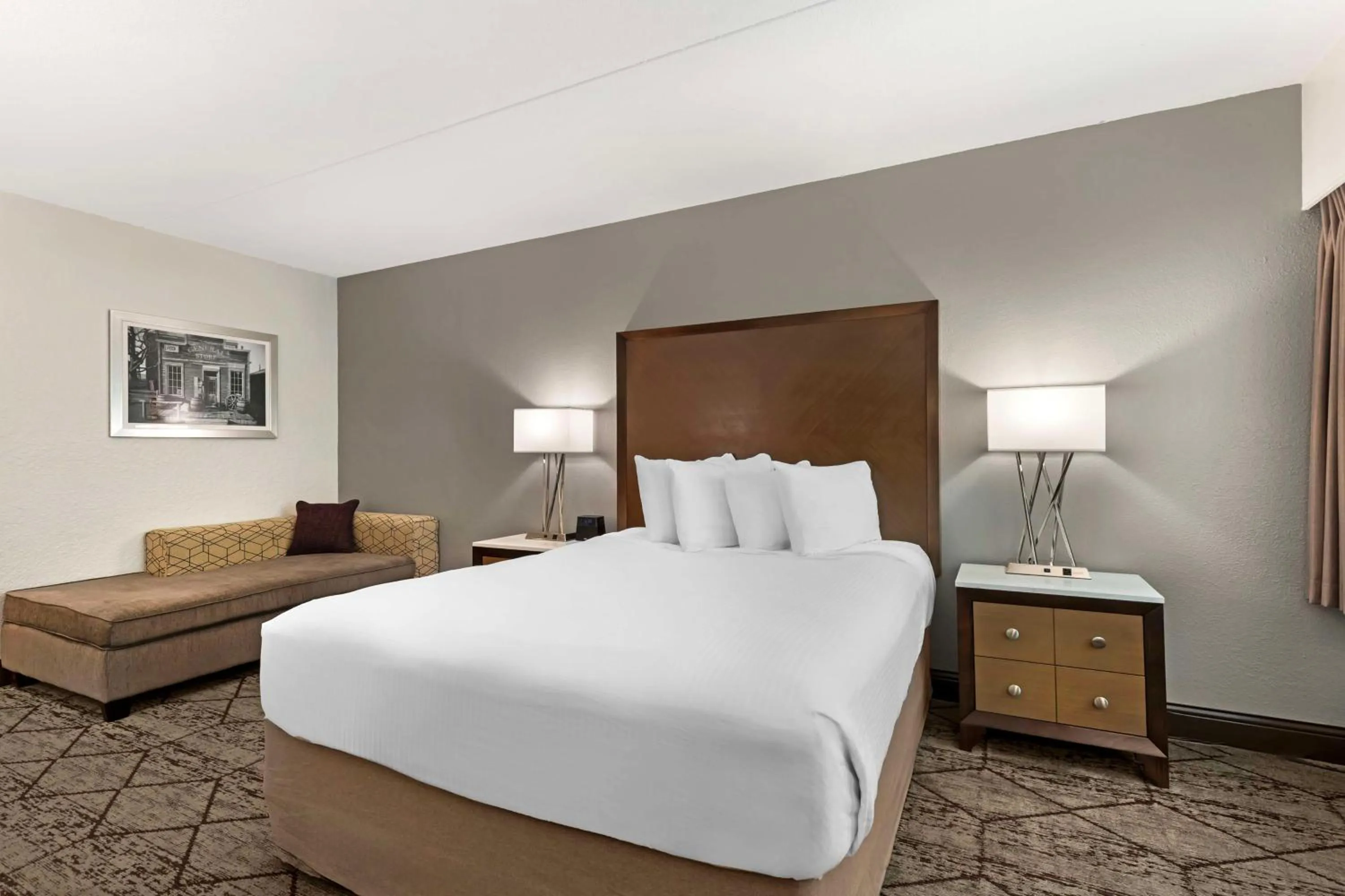 Queen Room with Pool View - Non-smoking in Best Western Plus Longbranch Hotel & Convention Center