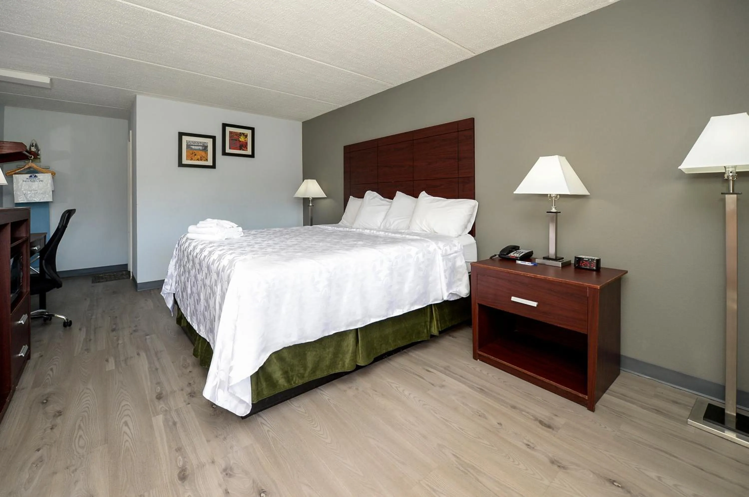 King Room - Disability Access in Americas Best Value Inn at Central Valley-Woodbury