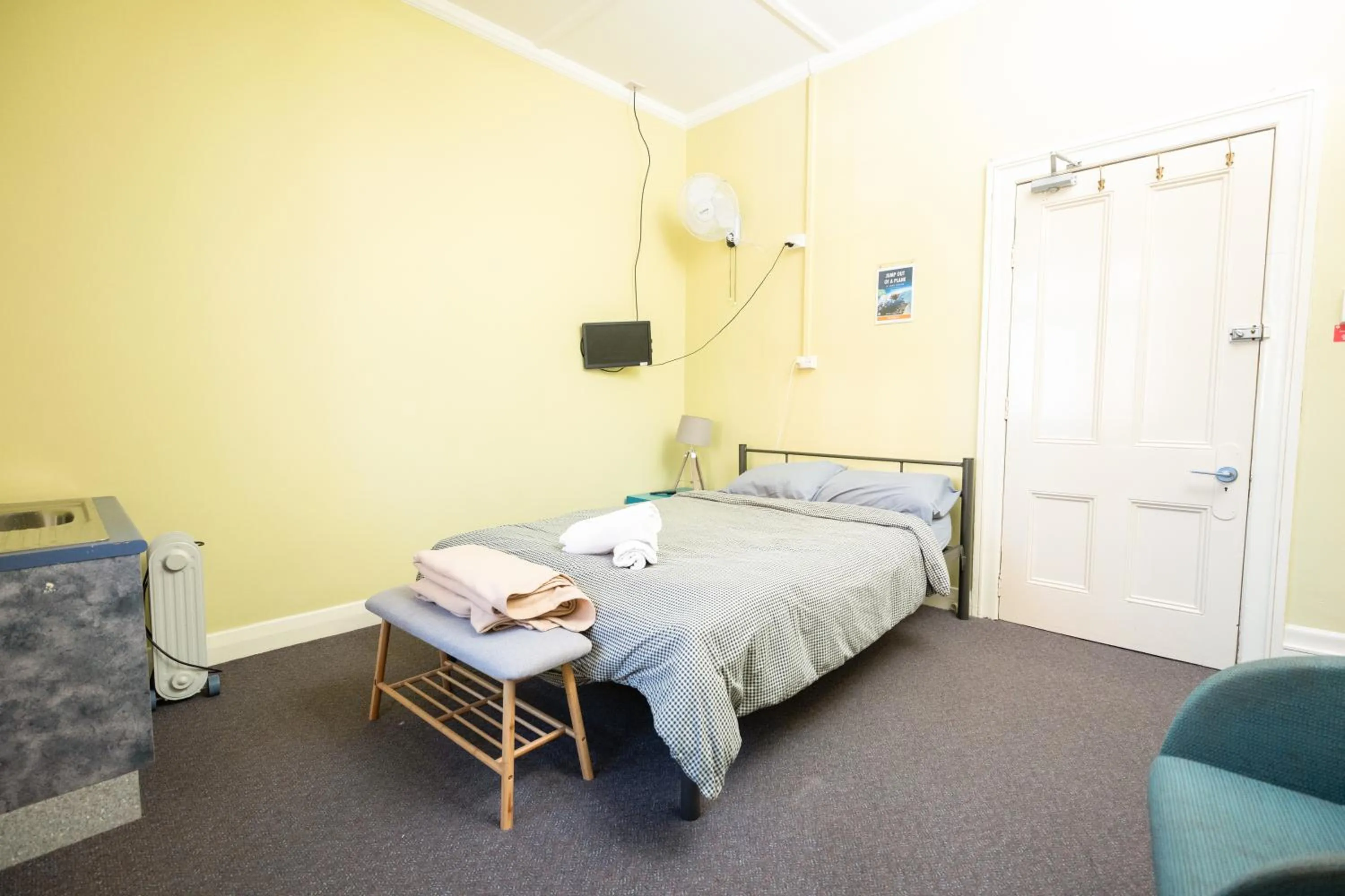 Double Room with Shared Bathroom in YHA Newcastle Beach