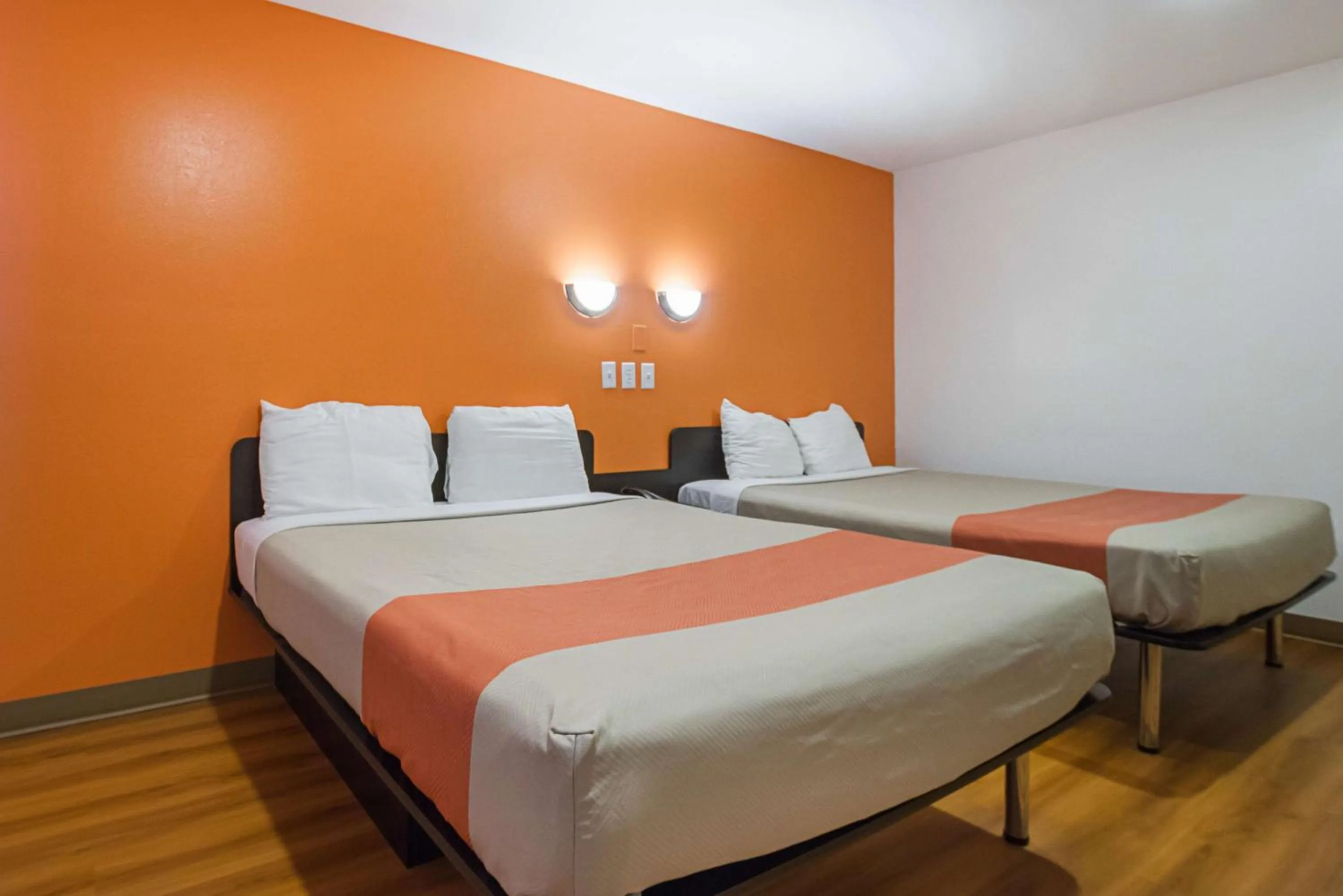 Queen Room with Two Queen Beds - Smoking in Motel 6-Marshalltown, IA