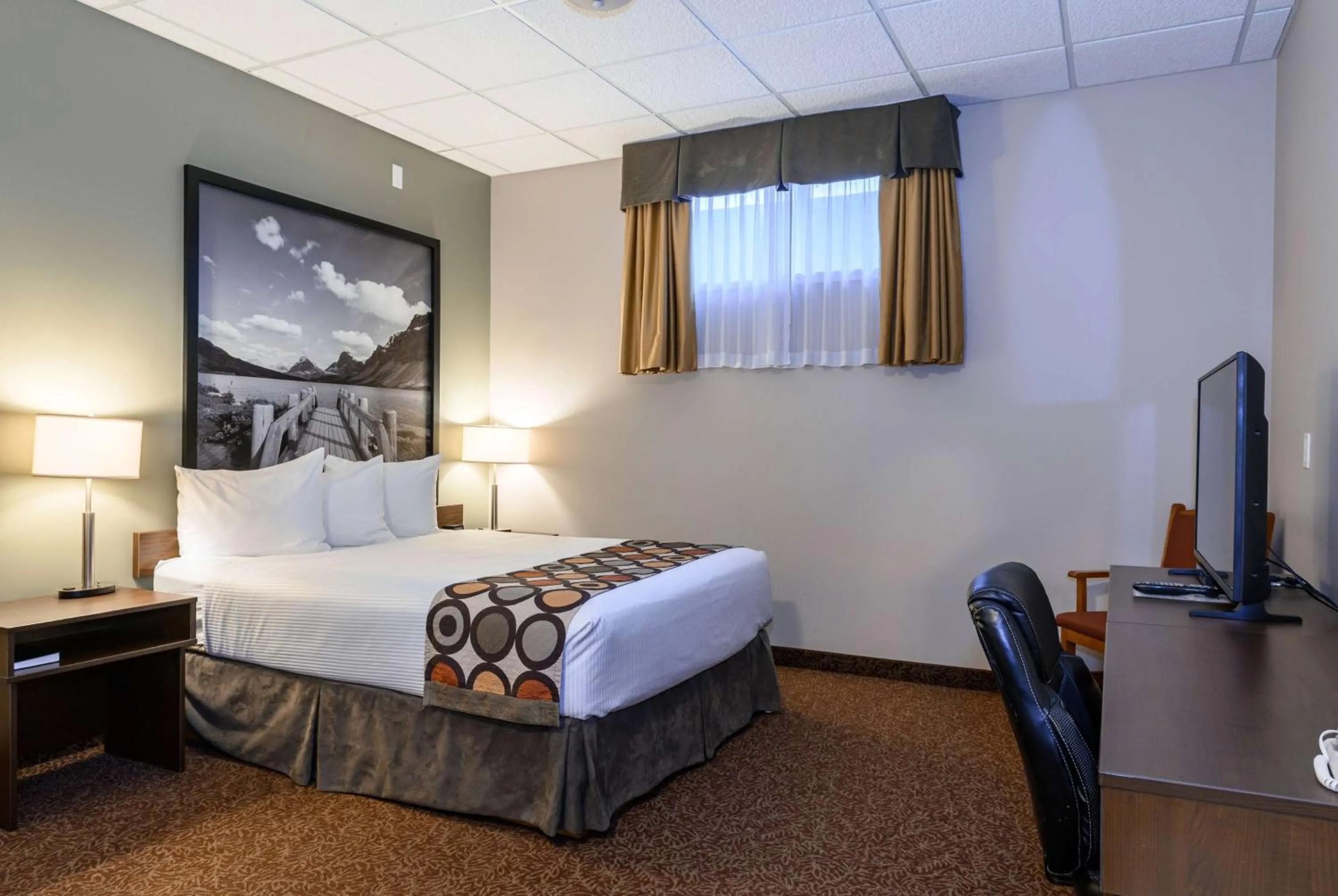 Queen Room - Basement/Non-Smoking in Super 8 by Wyndham Cochrane