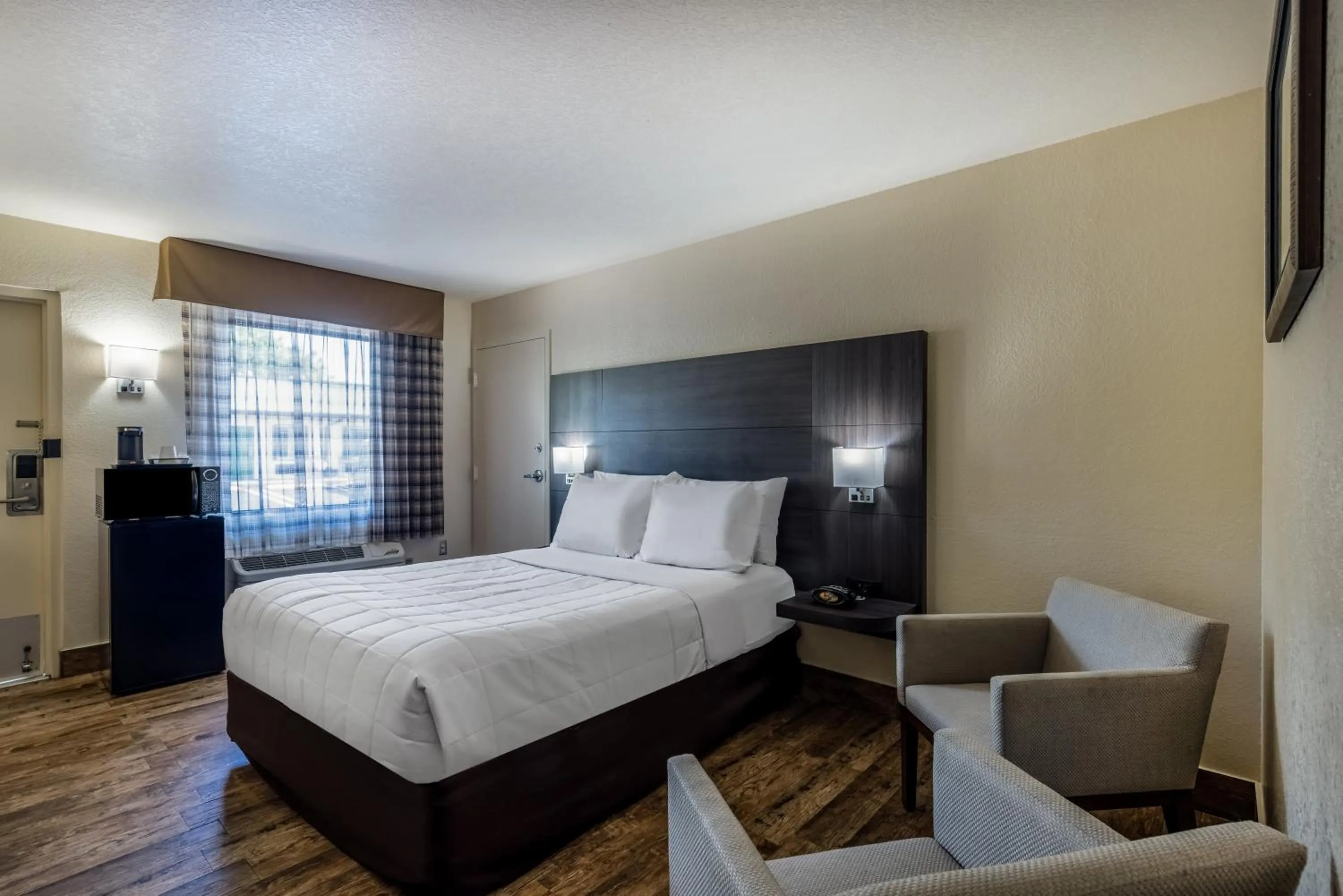 Deluxe Queen Room with Mobility Access - Ground Floor/Non-Smoking in Travelodge by Wyndham Florida City/Homestead/Everglades