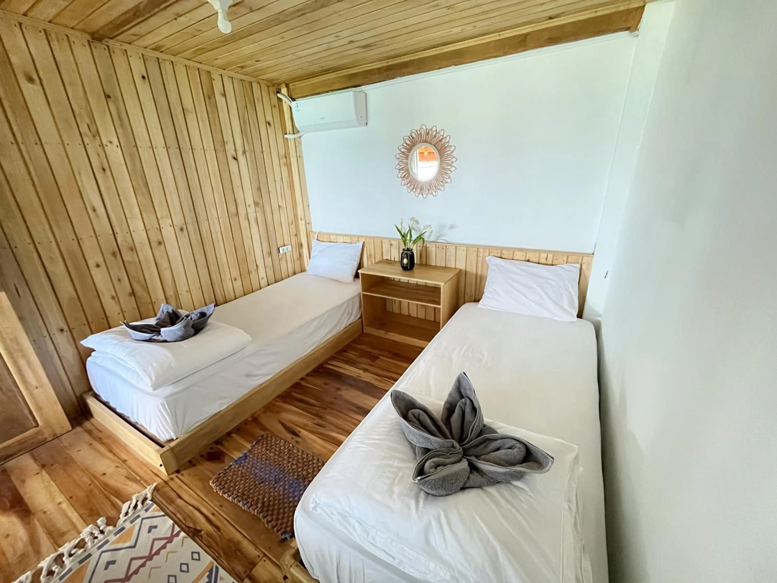 Twin Room with Shared Bathroom in Phinisi Hostel Bira