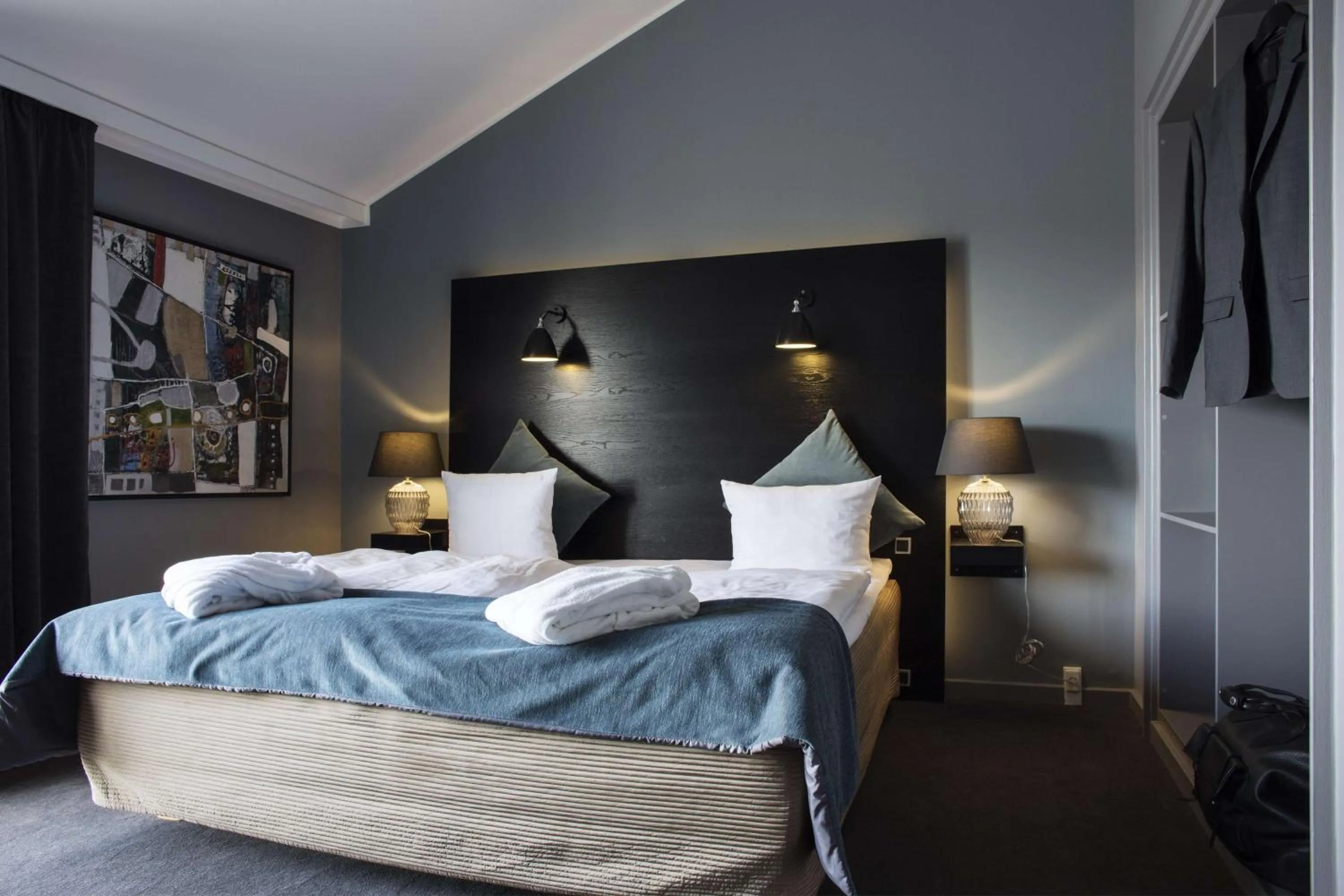 Superior Queen Extra in Scandic Front