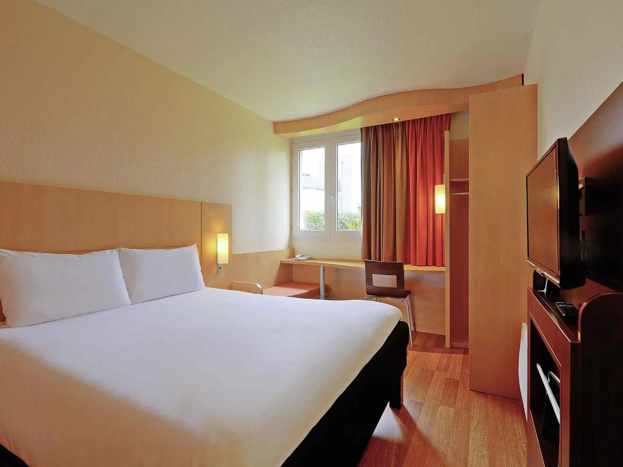 Standard Double Room in ibis Poitiers Beaulieu