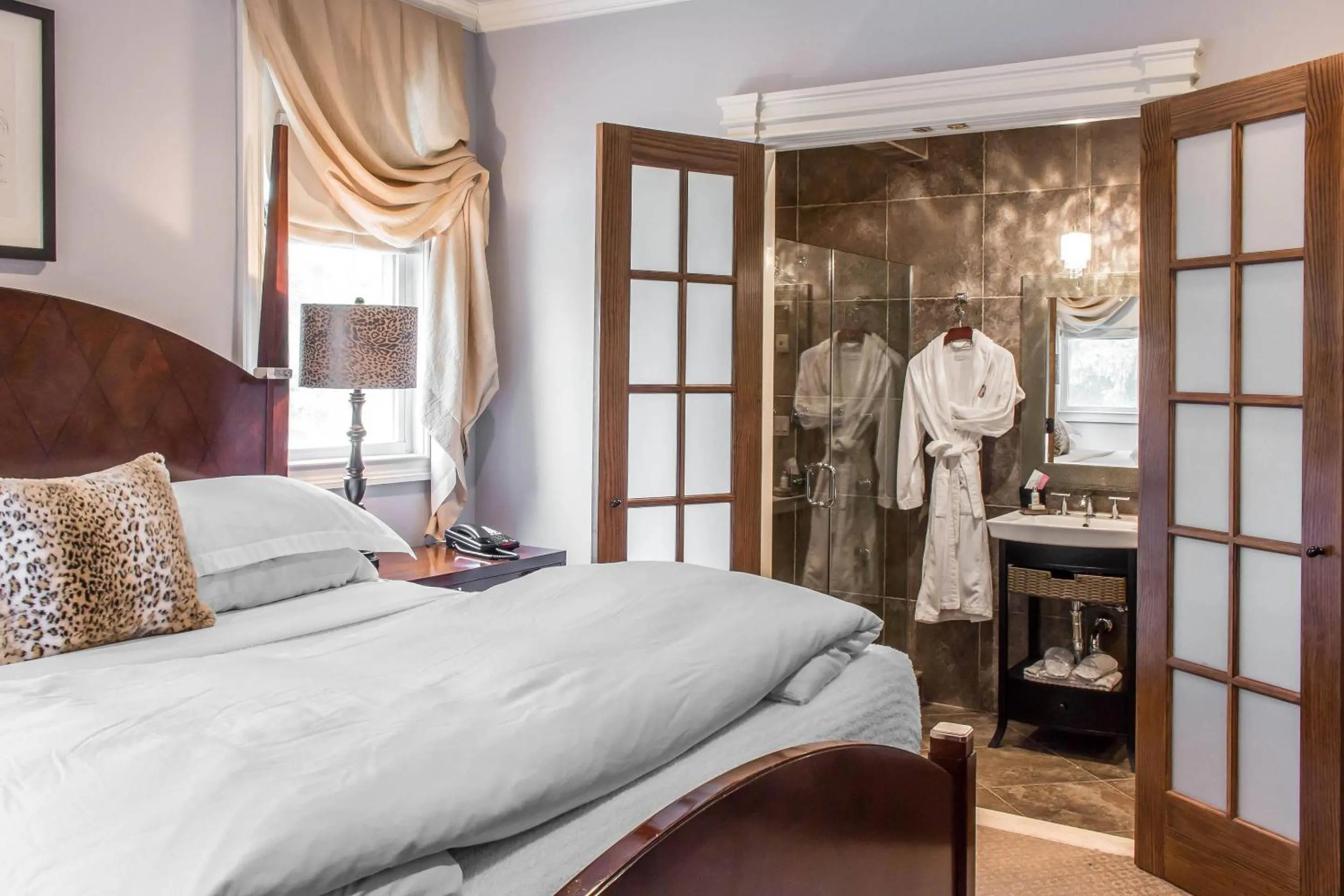 Deluxe King Room - Non-Smoking in The Peacock Inn, an Ascend Collection Hotel