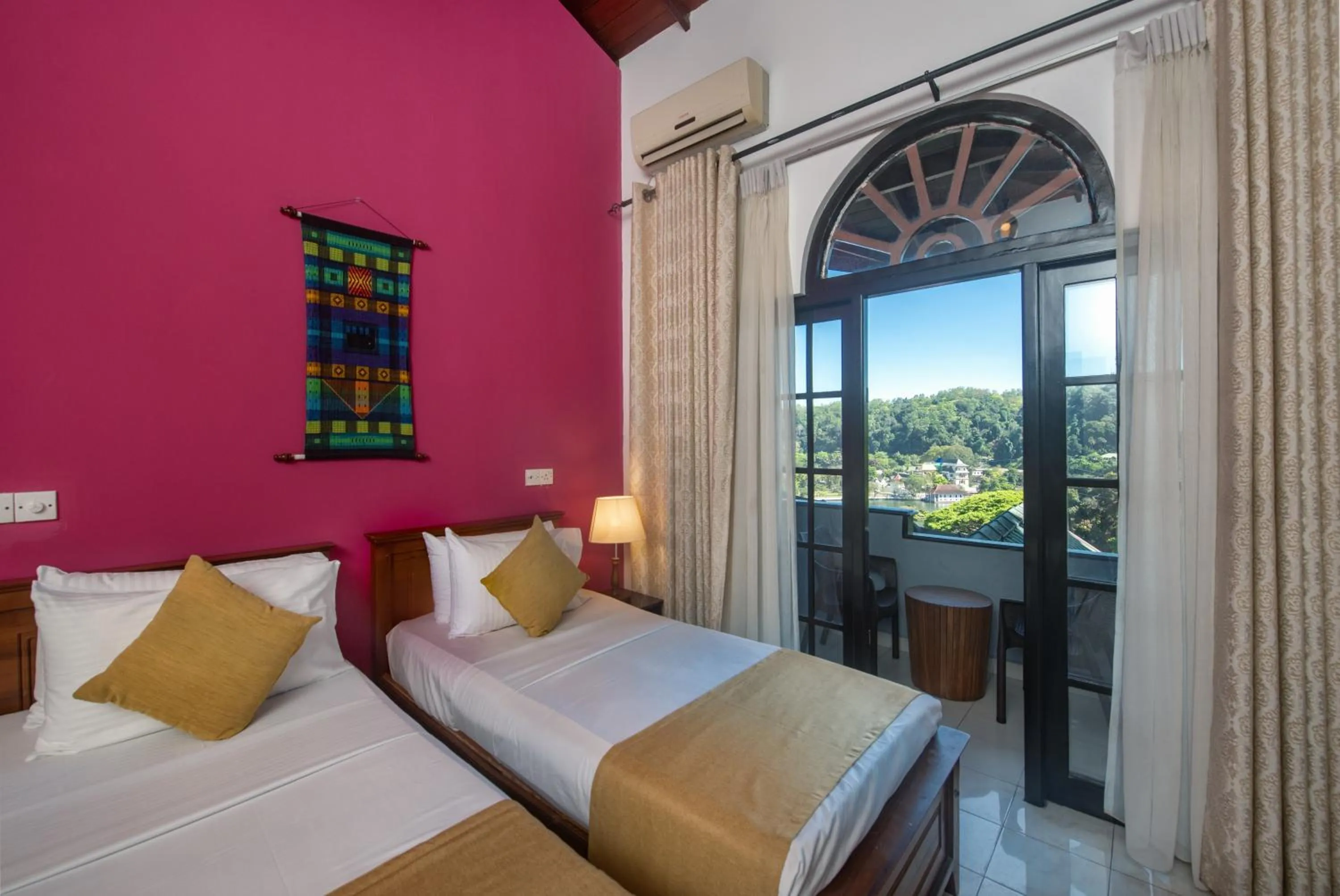 Twin Room with Lake View - single occupancy in Ceyloni Lake Residency