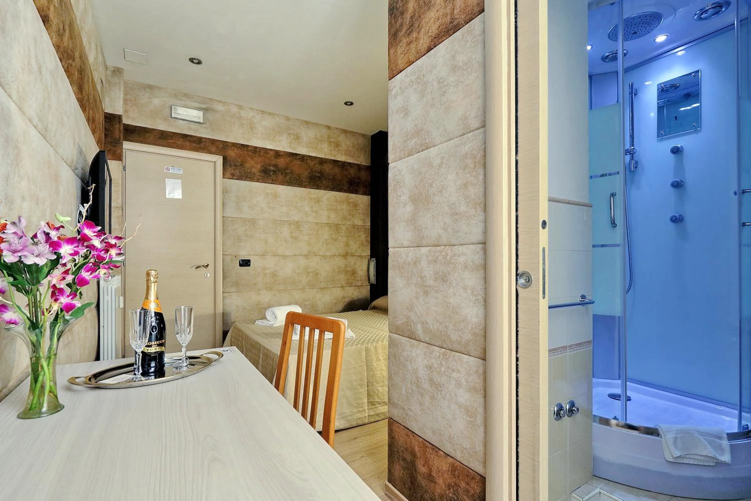 Double Room with Private Bathroom in Gialli Vatican Guesthouse