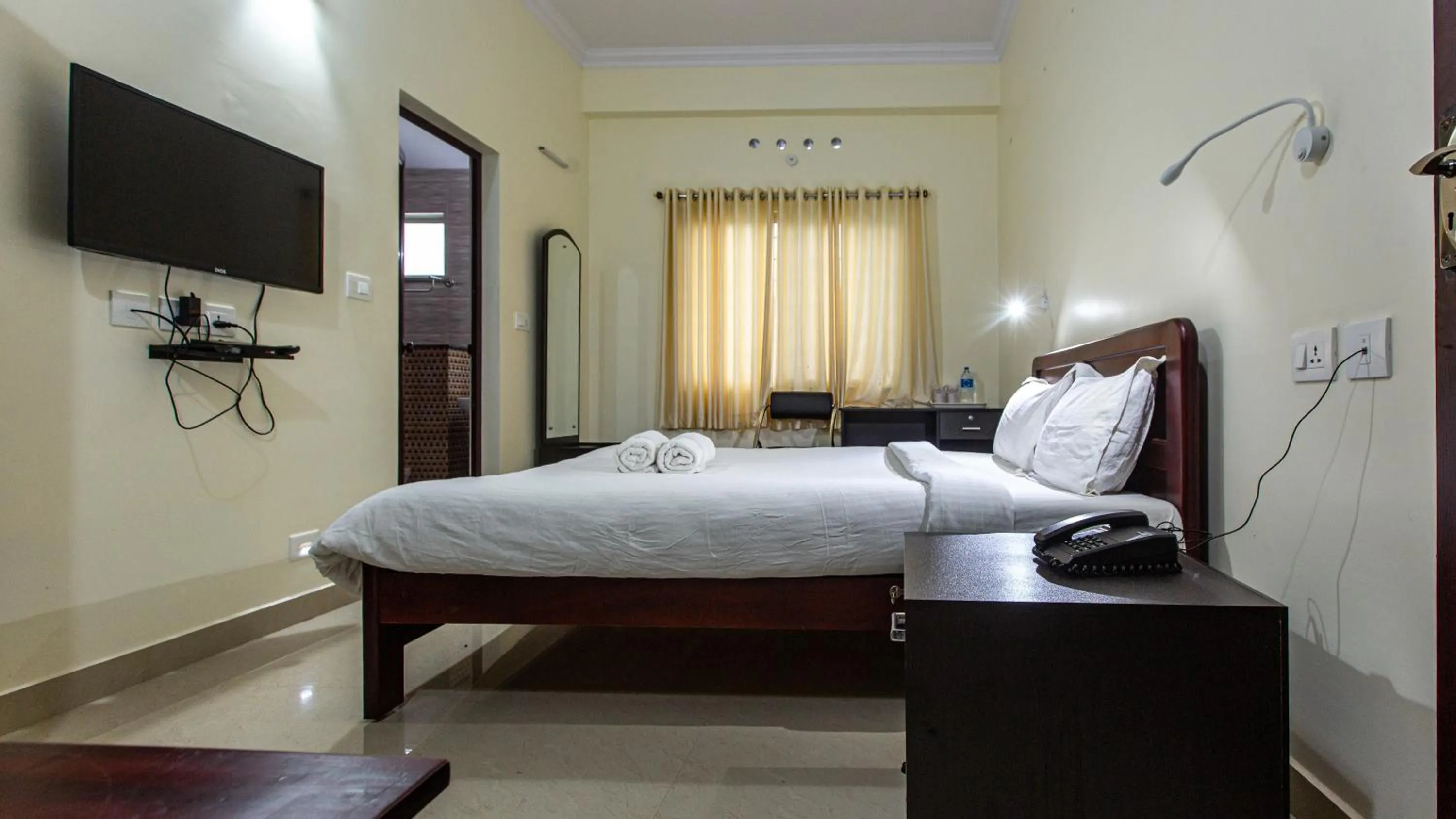 Deluxe Room - single occupancy in Woodside residency