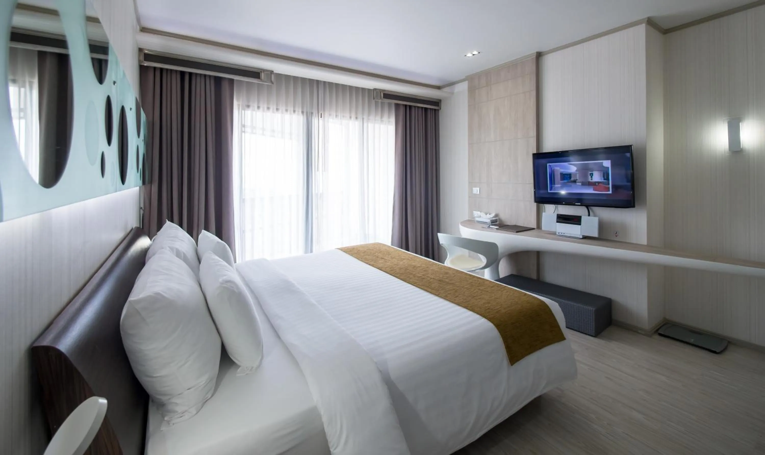 Deluxe Double Room - Chic Tower in Pattaya Discovery Beach Hotel - SHA Extra Plus