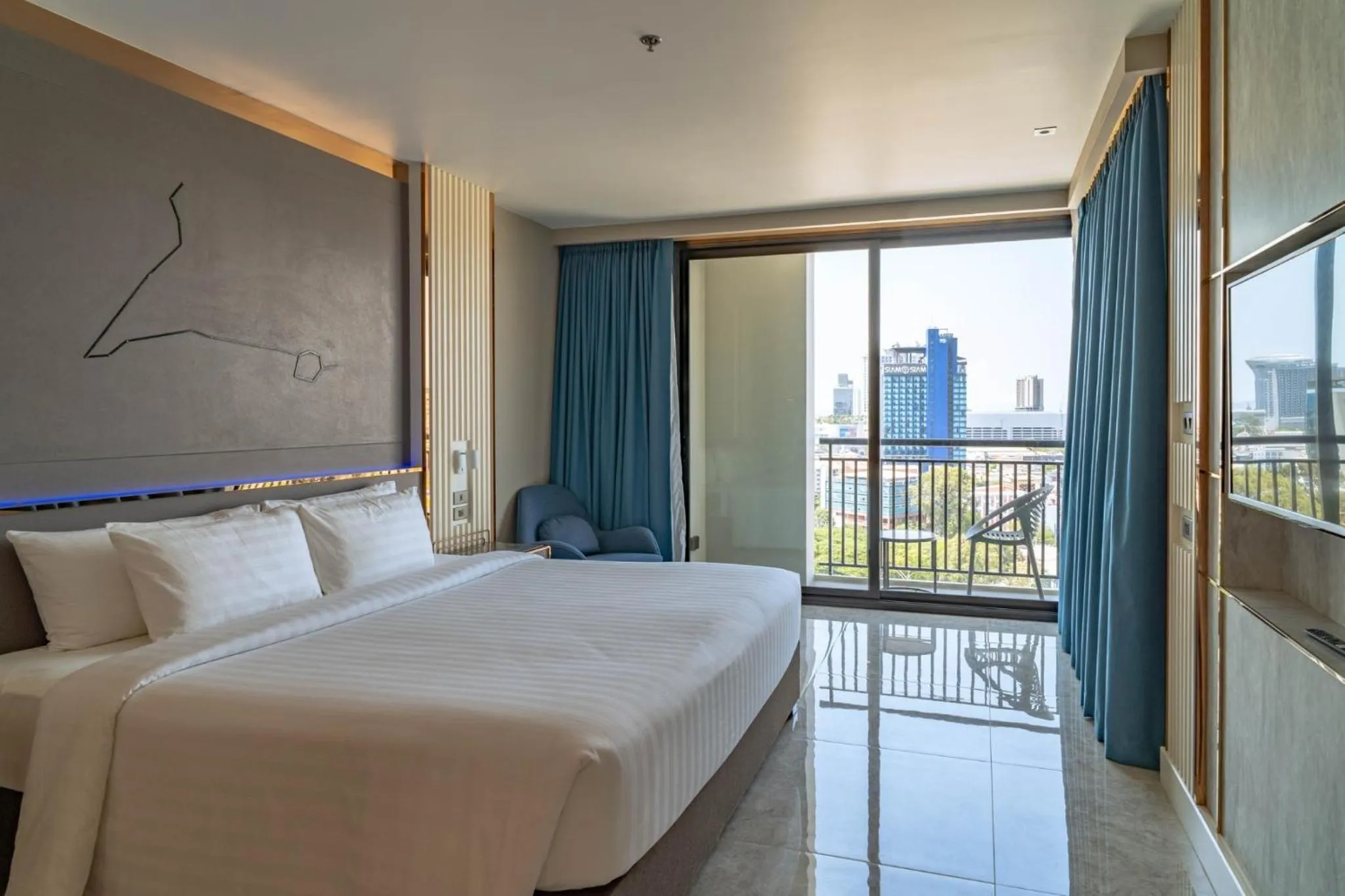 Deluxe Double Room with Balcony - Tower Dee in Pattaya Discovery Beach Hotel - SHA Extra Plus