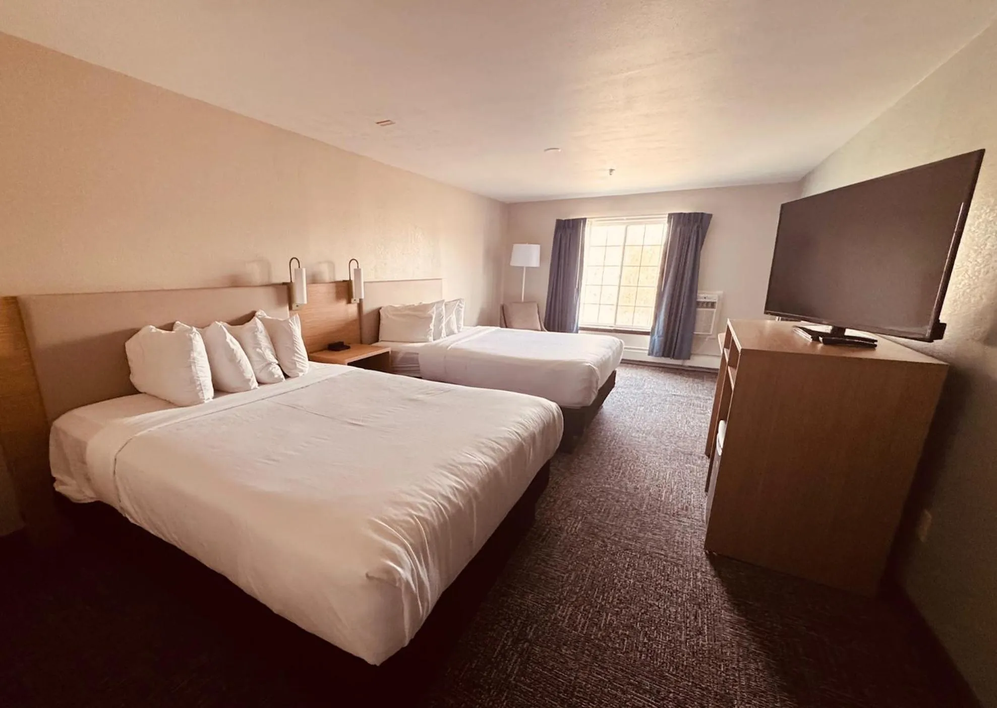 Queen Rom with Two Queen Beds, Non- Smoking in Wingate by Wyndham Anchorage Downtown - Ship Creek