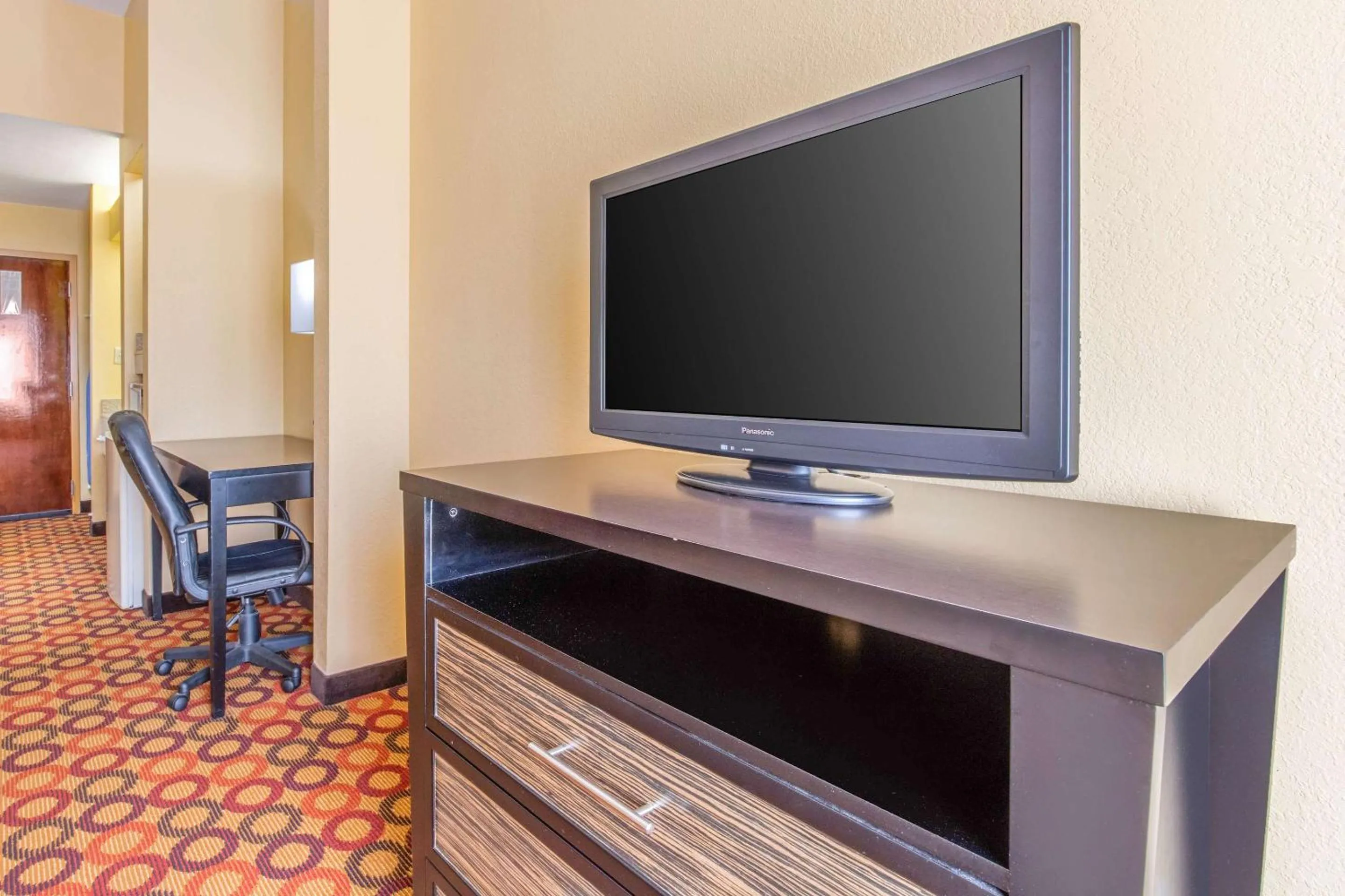 King Room - Non-Smoking in Quality Inn & Suites Montgomery East Carmichael Rd