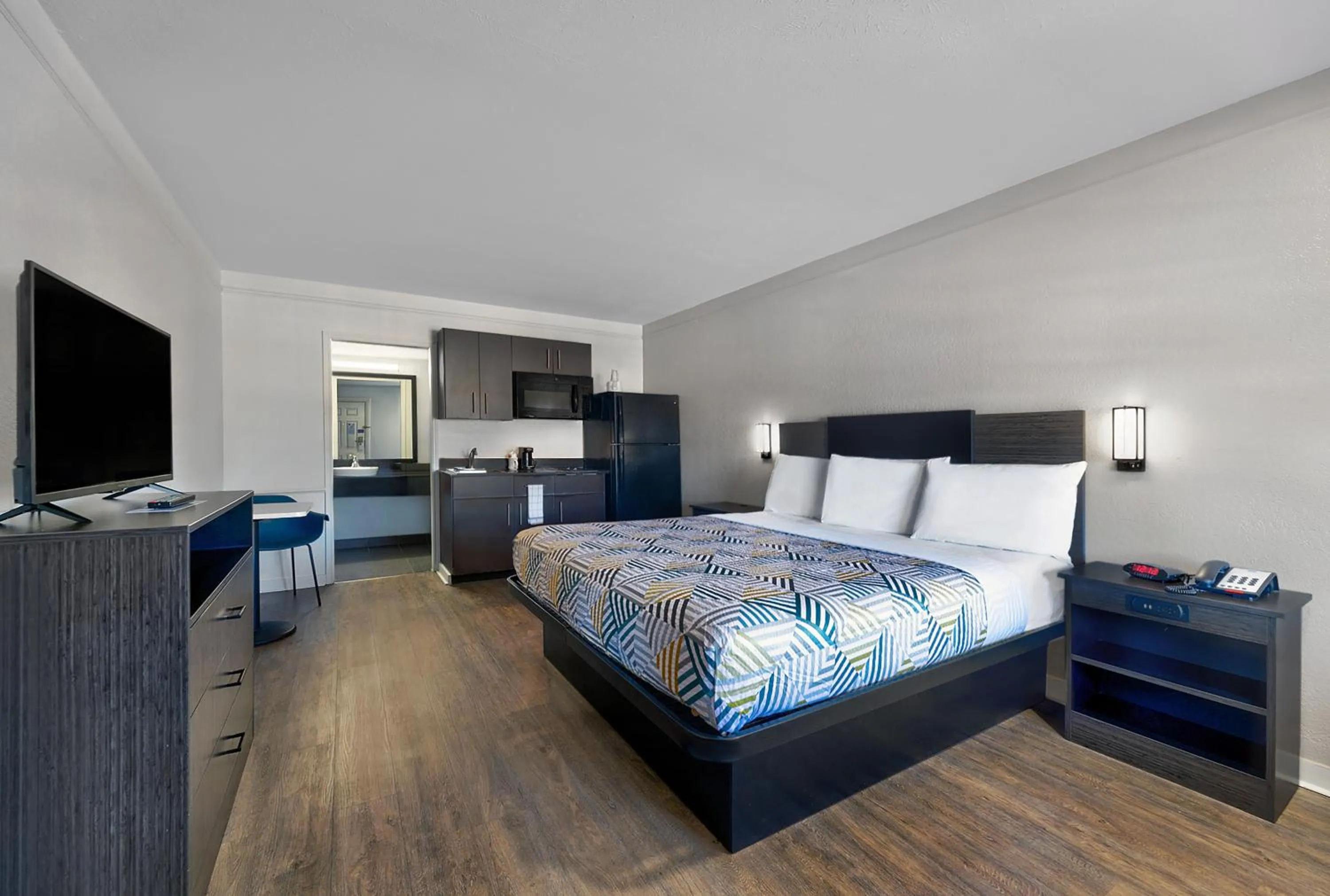 King Room - Non-Smoking in Motel 6 Montgomery, AL - Eastern Blvd.