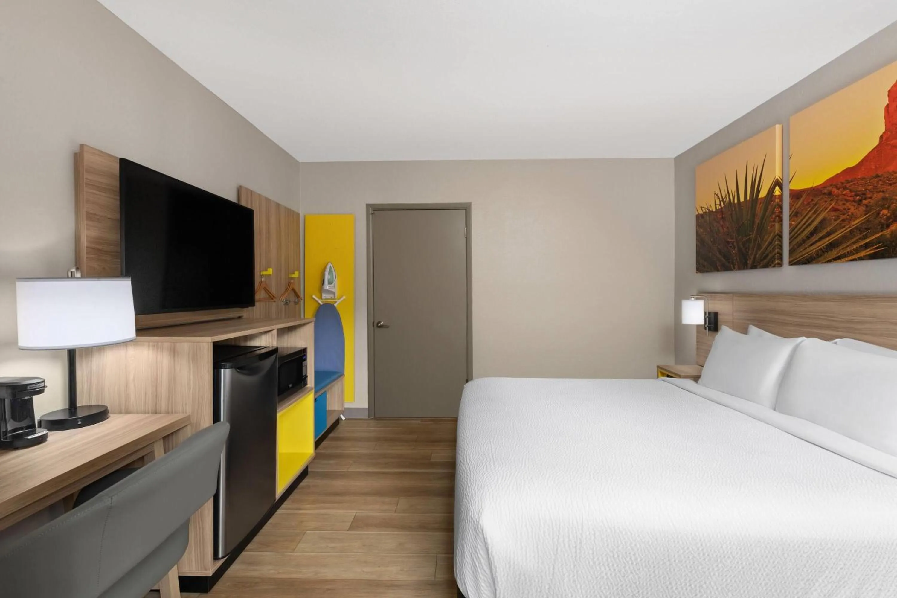 King Room with Roll-In Shower - Mobility Access/Non-Smoking in Days Inn by Wyndham Prescott