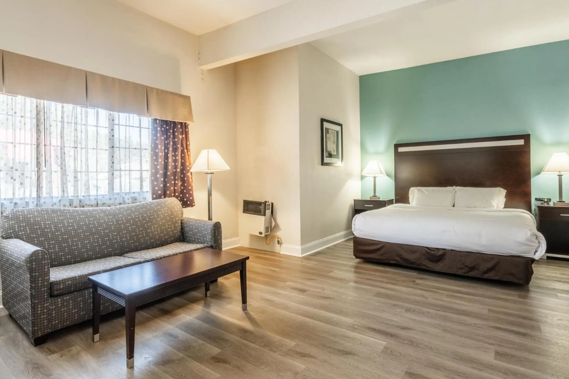 Superior King Room - Non Smoking in Quality Inn near Mammoth Mountain Ski Resort