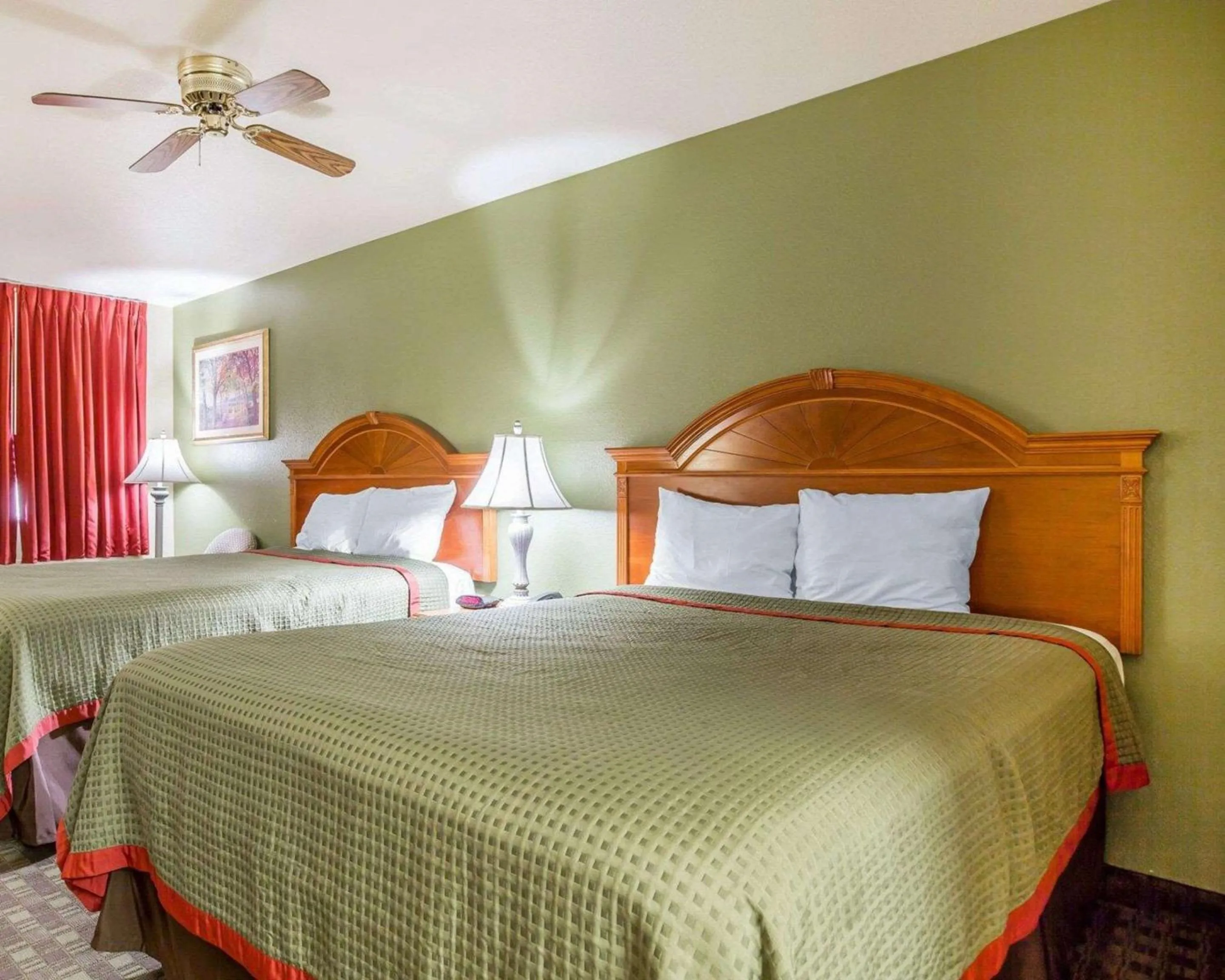 Queen Room with Two Queen Beds - Non-Smoking in Rodeway Inn Delano