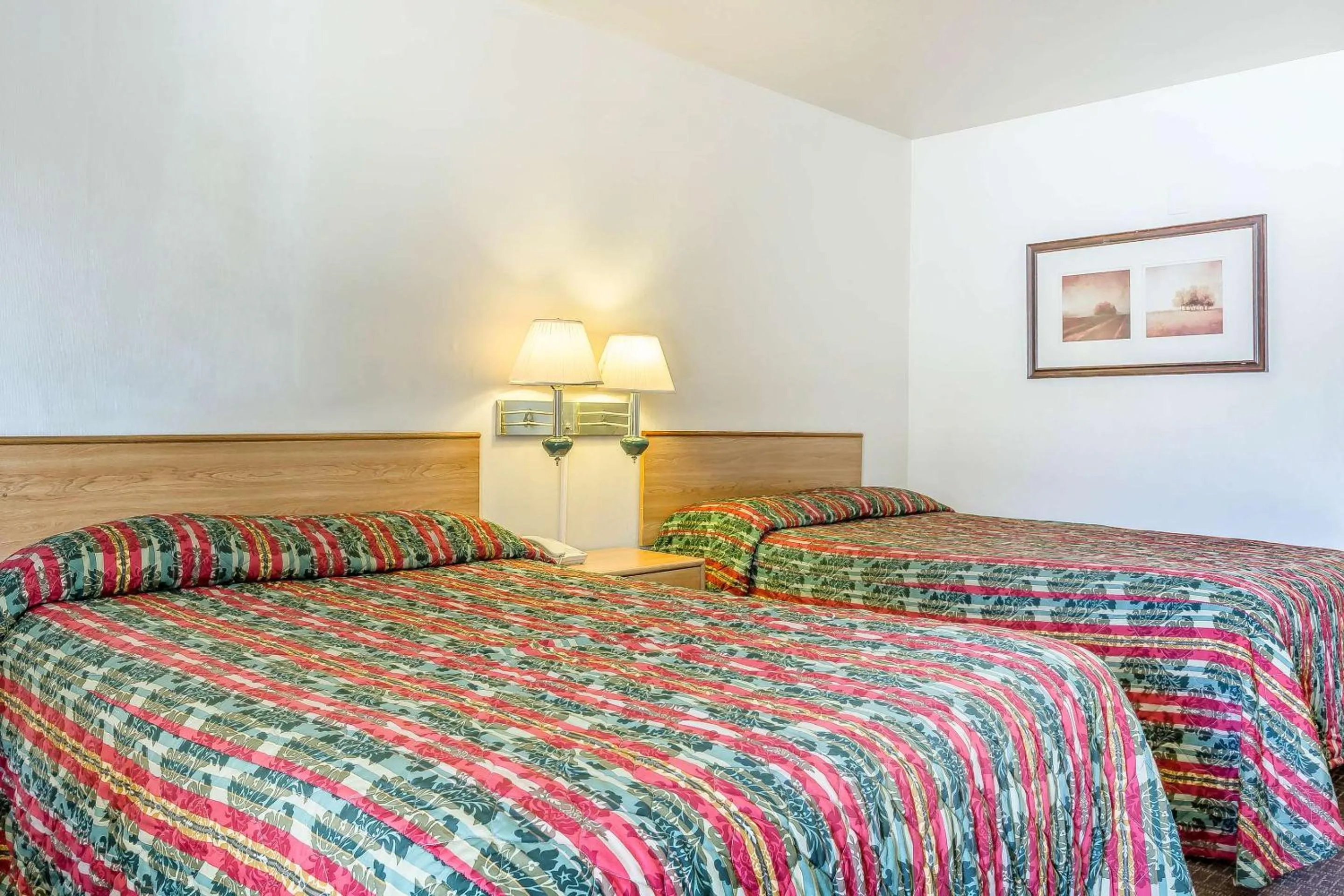 Two Full Beds Non-Smoking in Rodeway Inn Magic Mountain Area