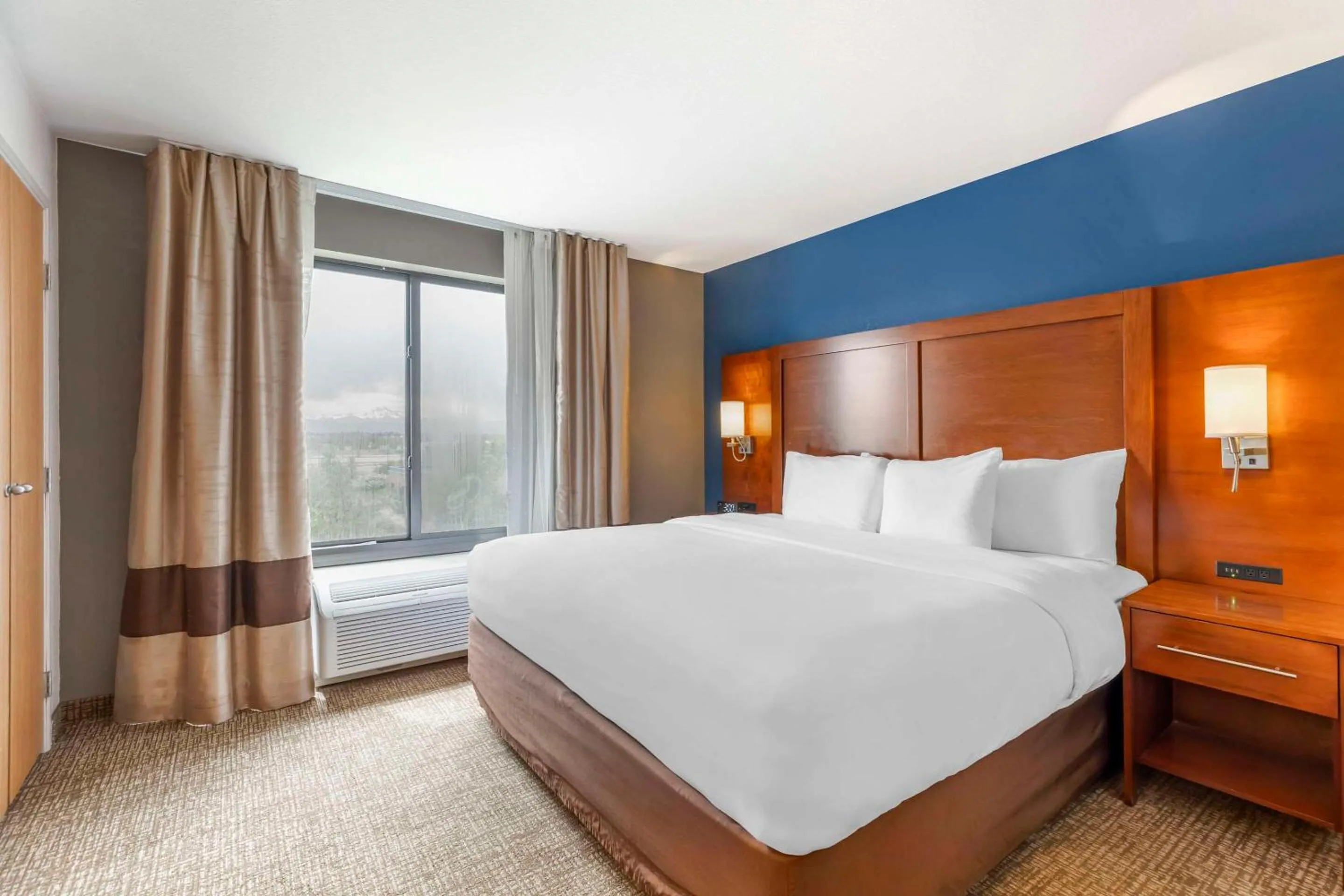 King Suite with One King Bed - Non-Smoking in Comfort Suites Longmont