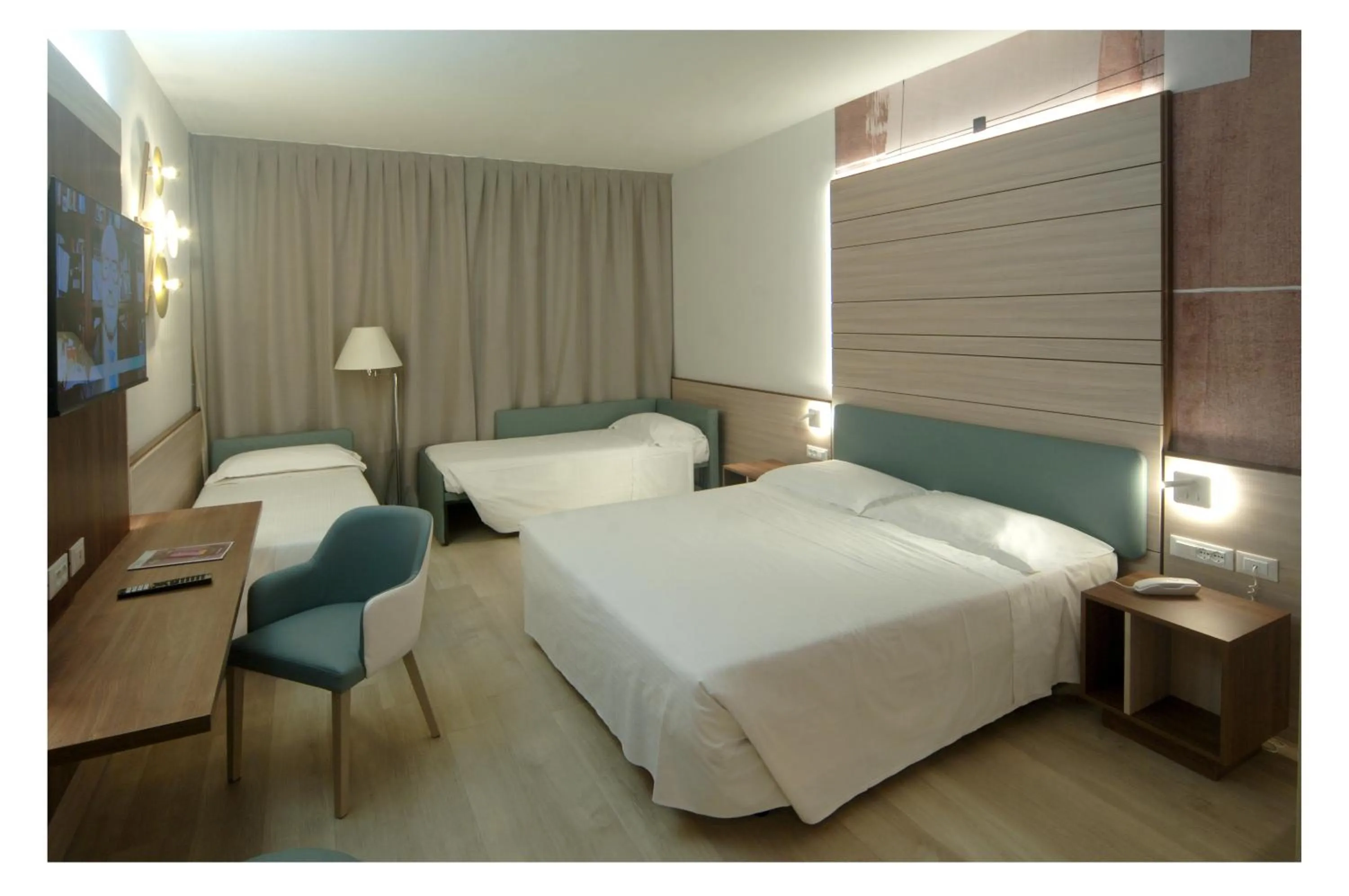 Standard Quadruple Room in Hotel Victoria