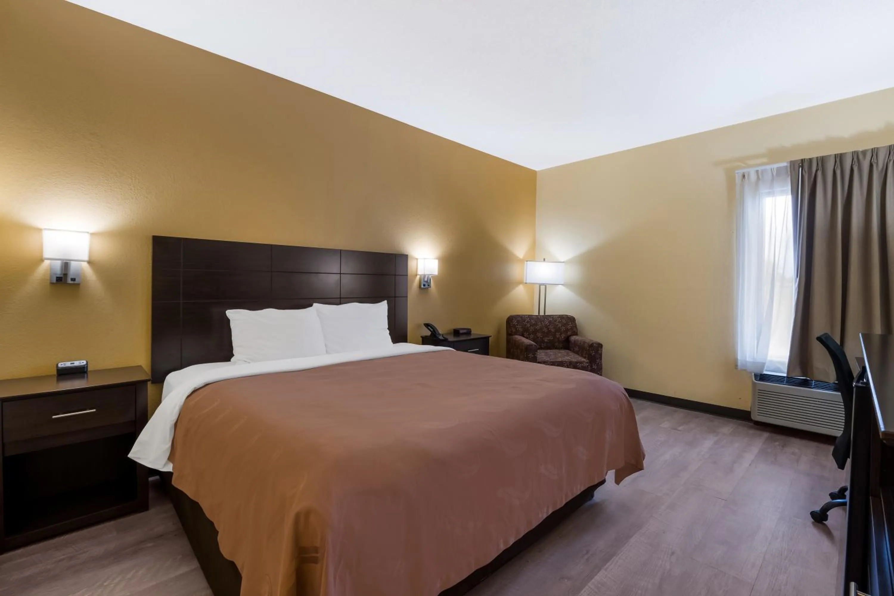 King Room - Non Smoking in Quality Inn Jefferson at I-85