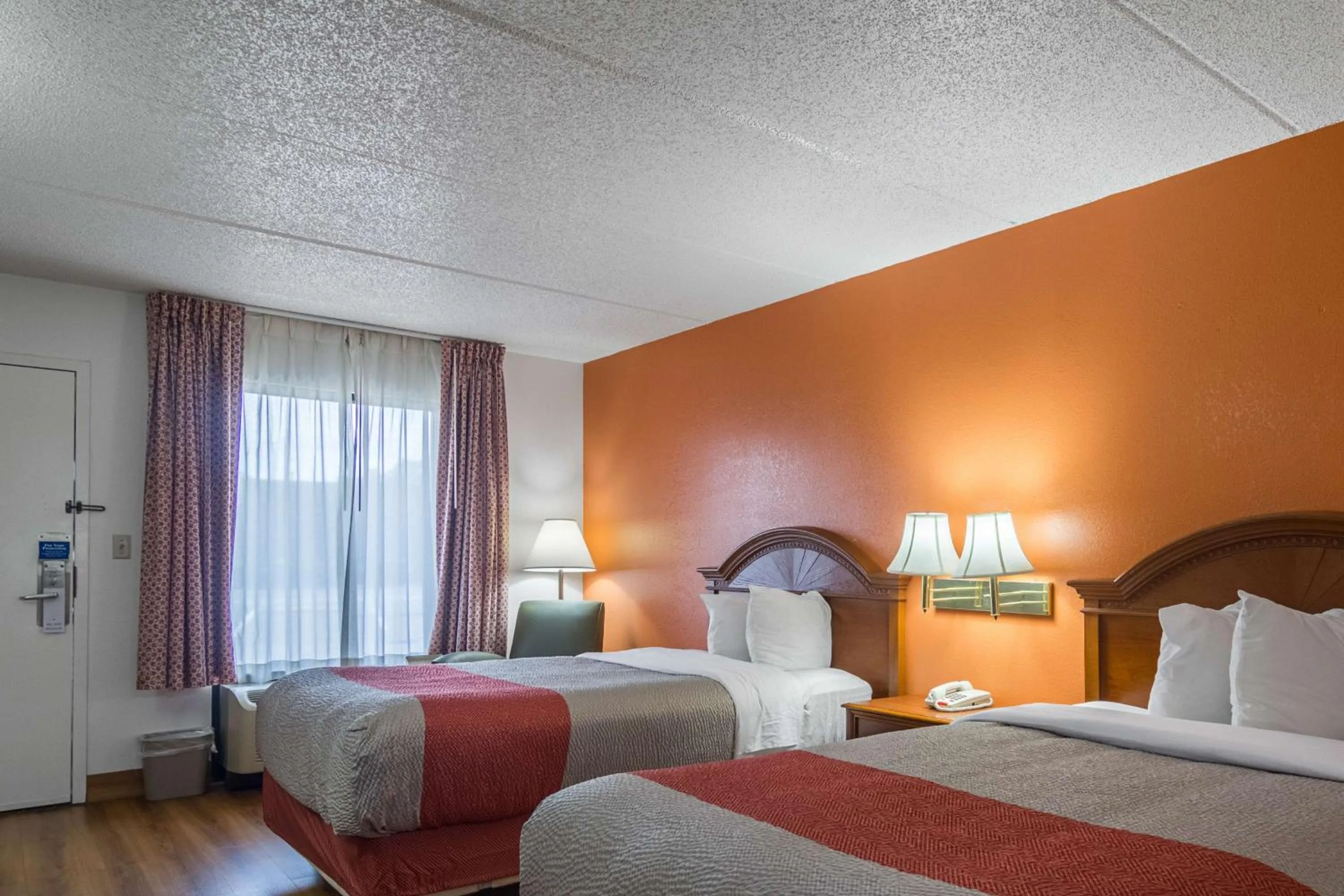 Quadruple Room - single occupancy - Disability Access - Roll in Shower in Motel 6 Waycross