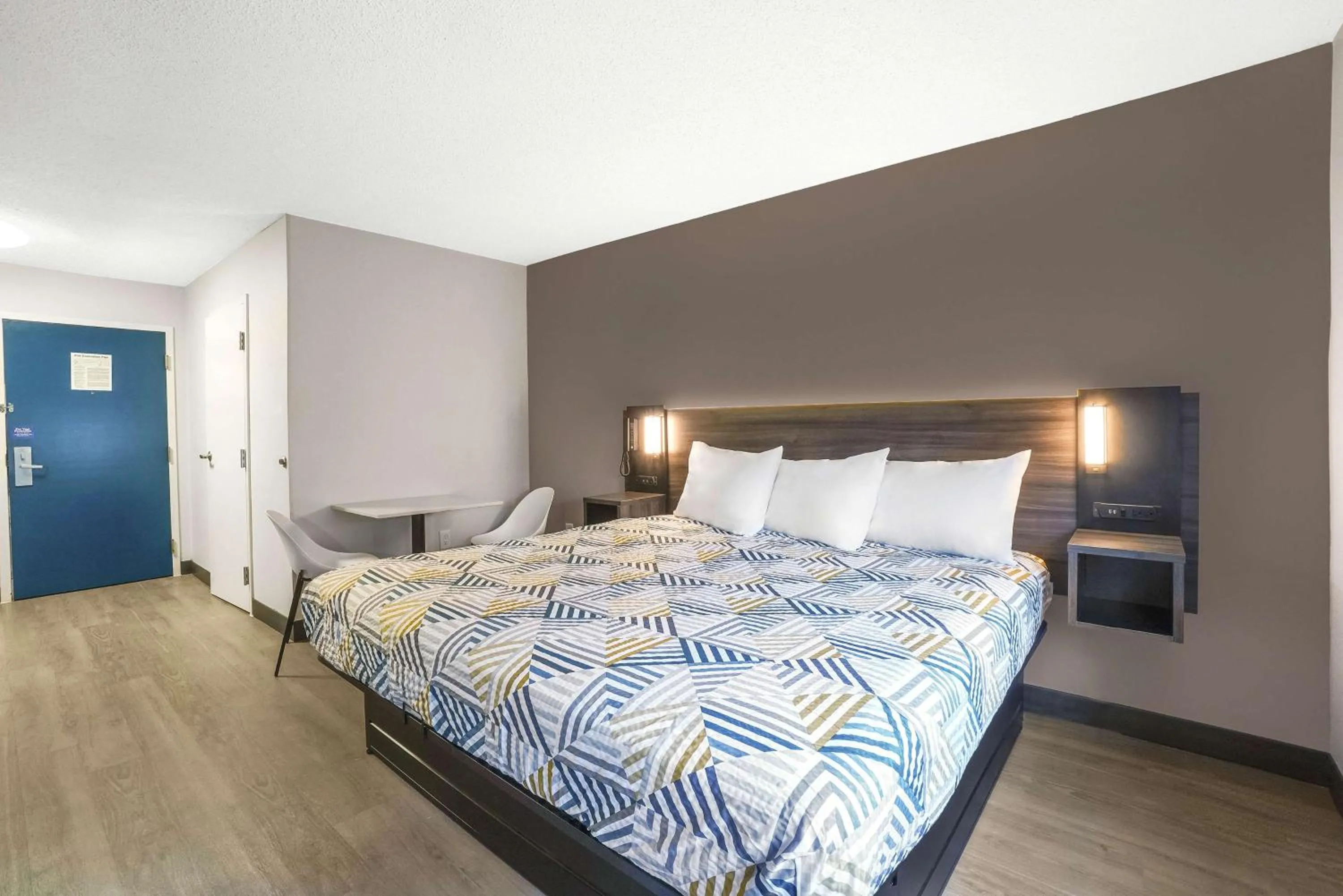 King Room - Disability Access - Non-Smoking in Studio 6 Duluth GA Near Gas South District