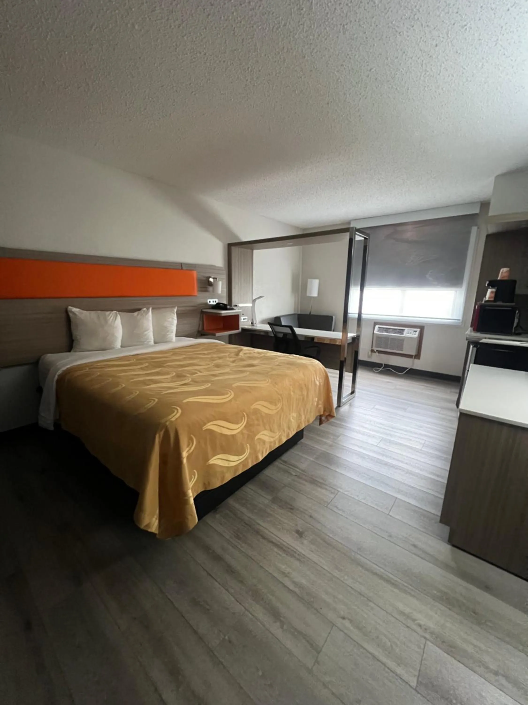 King Room - Non-Smoking in Quality Inn & Suites Ottumwa North