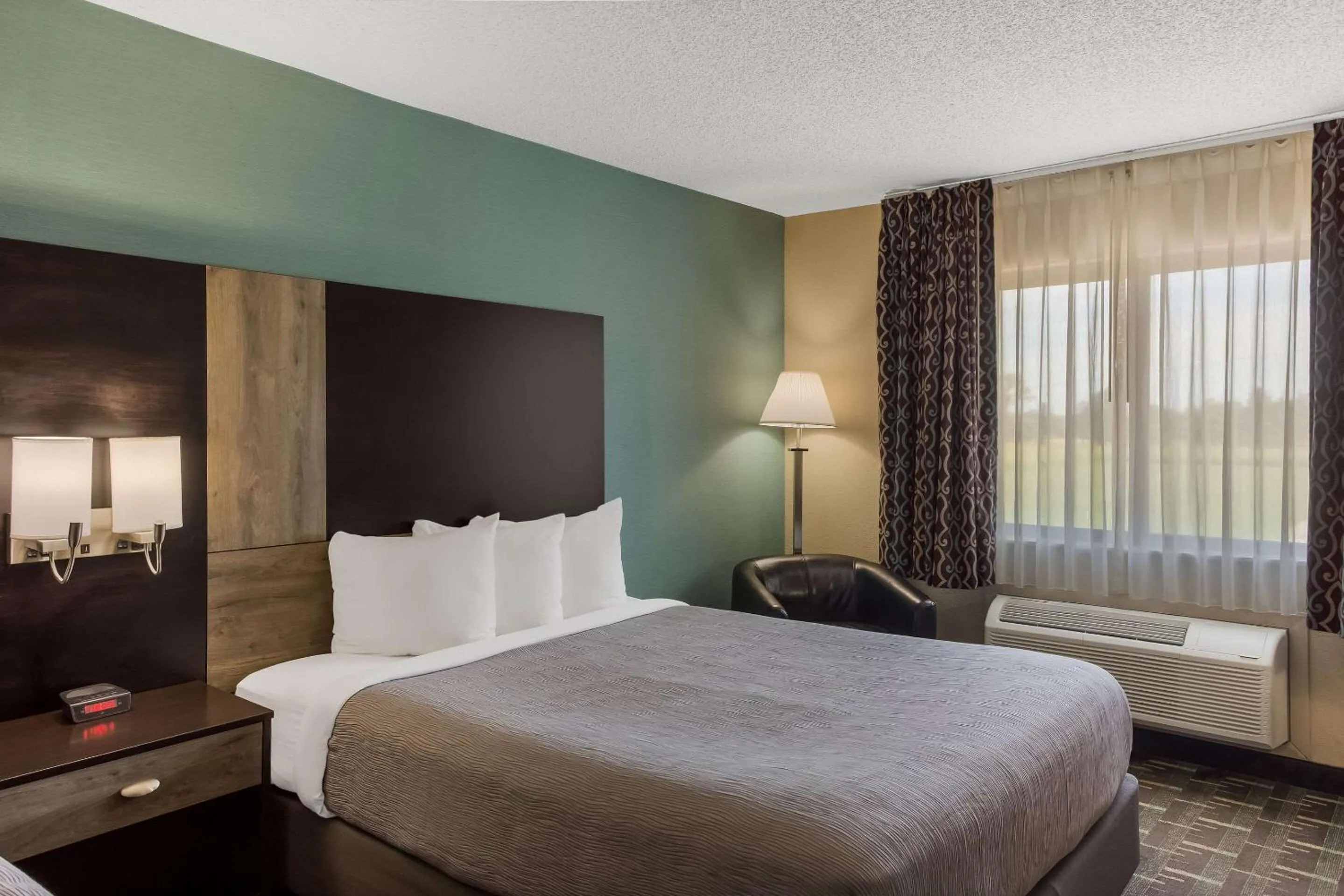 King Room - Disability Access/Non-Smoking in Quality Inn Galesburg near US Highway 34 and I-74