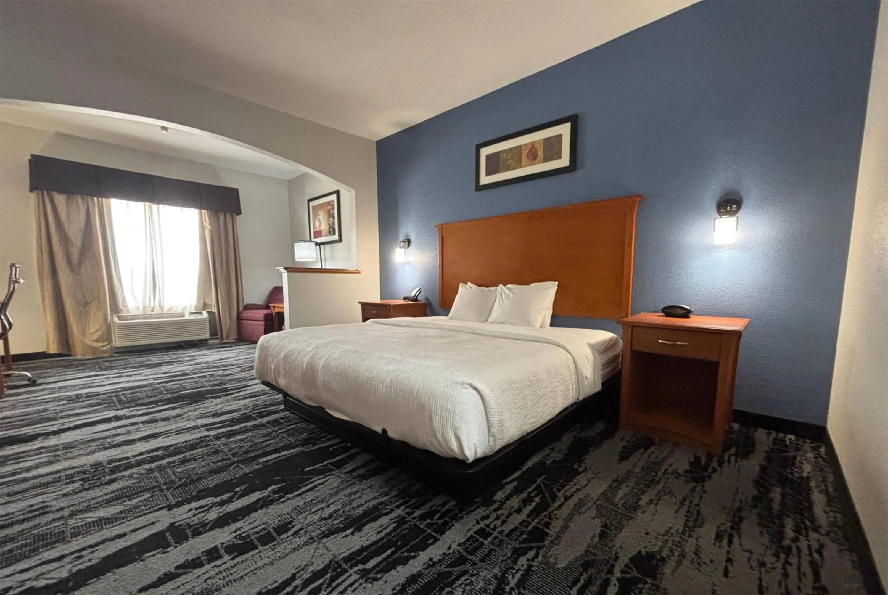 King Suite with Walk-in Shower - Accessible/Non-Smoking in Baymont by Wyndham Marion